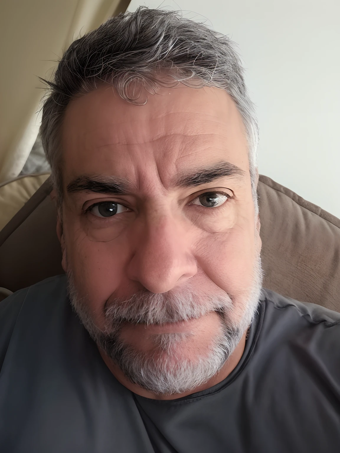 Arafed man with gray hair and beard sitting on a sofa, Looking directly at the camera, angry looking at camera, selfie de um homem, looks directly at camera, Fotografia selfie 8k, staring directly at camera, staring directly at camera, olhar horrorizado em seus olhos, looking intensely at the camera, Homens de 45 anos, staring directly at camera