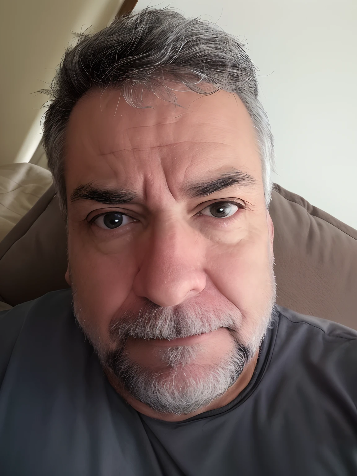 Arafed man with gray hair and beard sitting on a sofa, Looking directly at the camera, angry looking at camera, selfie de um homem, looks directly at camera, Fotografia selfie 8k, staring directly at camera, staring directly at camera, olhar horrorizado em seus olhos, looking intensely at the camera, Homens de 45 anos, staring directly at camera