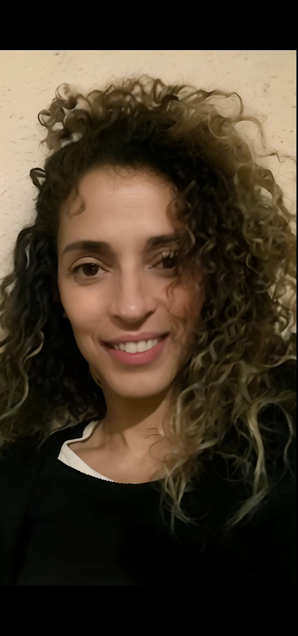 There is a woman with curly hair smiling and holding a mobile phone, Mulher de 30 anos de Cuba, Mulher de 30 anos, 3 0 anos de idade mulher, Malika Favre, Parece Fabiula Nascimento, imagem de perfil, foto do perfil, foto de perfil headshot, taken in the early 2020s, Alanis Guillen