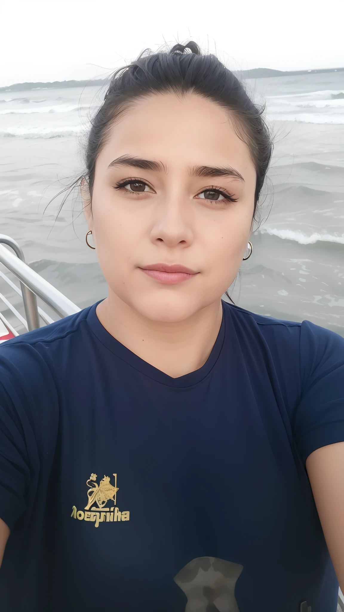 Mulher na camisa azul no barco com o oceano no fundo, 3 0 anos de idade mulher, Mulher de 30 anos, no mar, Fotografia selfie 8k, during sunset, imagem do rosto, on the ocean water, cerca de 3 5 anos, cara bonita, 38 anos, 3 0 anos mulher, Fotografia tirada em 2 0 2 0, com rosto preciso