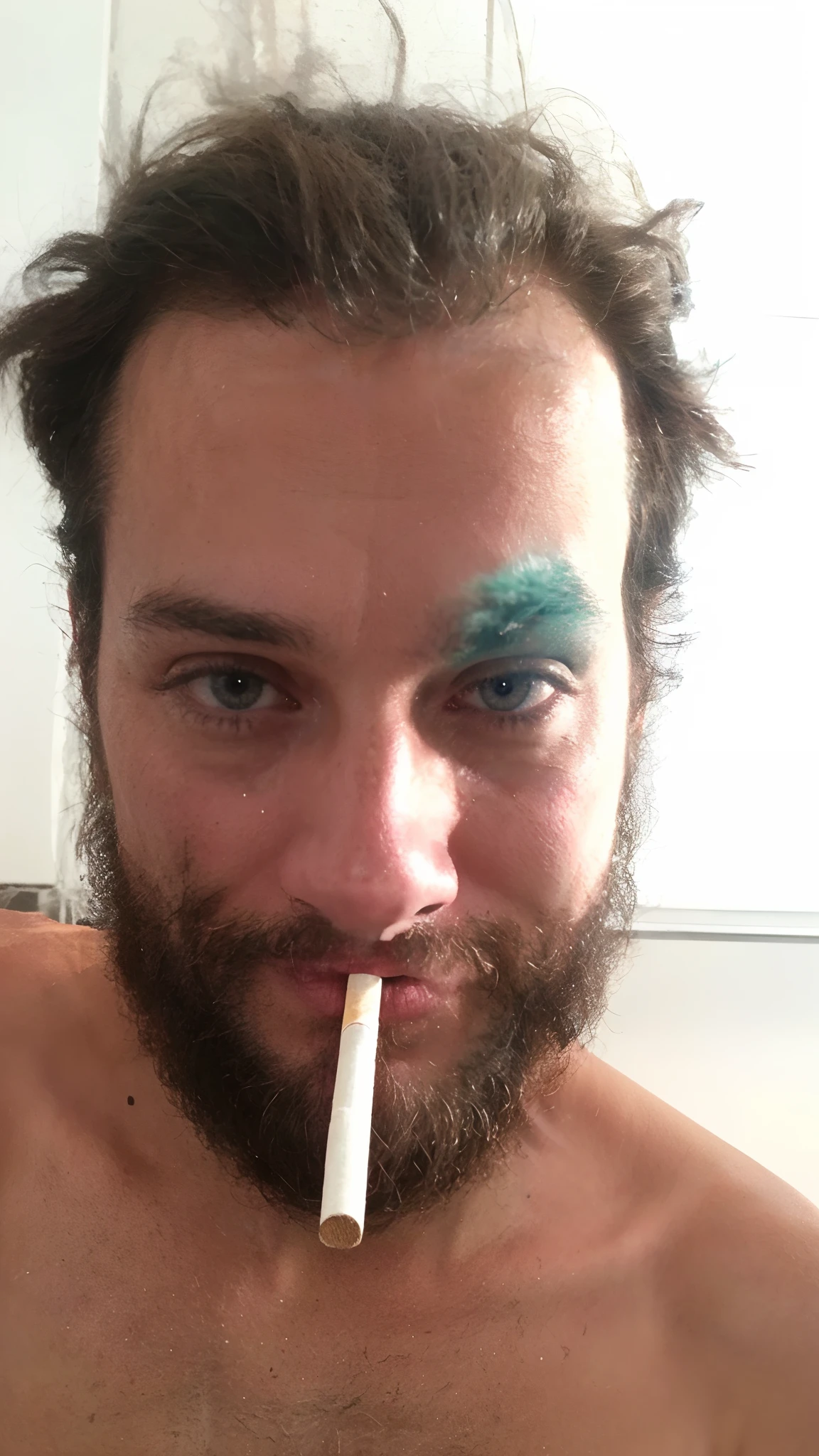 Homem com um cigarro na boca e um olho azul, selfie ruim, rosto machucado, com o rosto machucado e hematomas, usando tinta de guerra, trabalho pioneiro suado e grosseiro, ressaca, rosto suado, Vomitar, rosto manchado, barba despenteada, selfie de um homem, branco ao redor do olho direito, olhos negros e testa grande