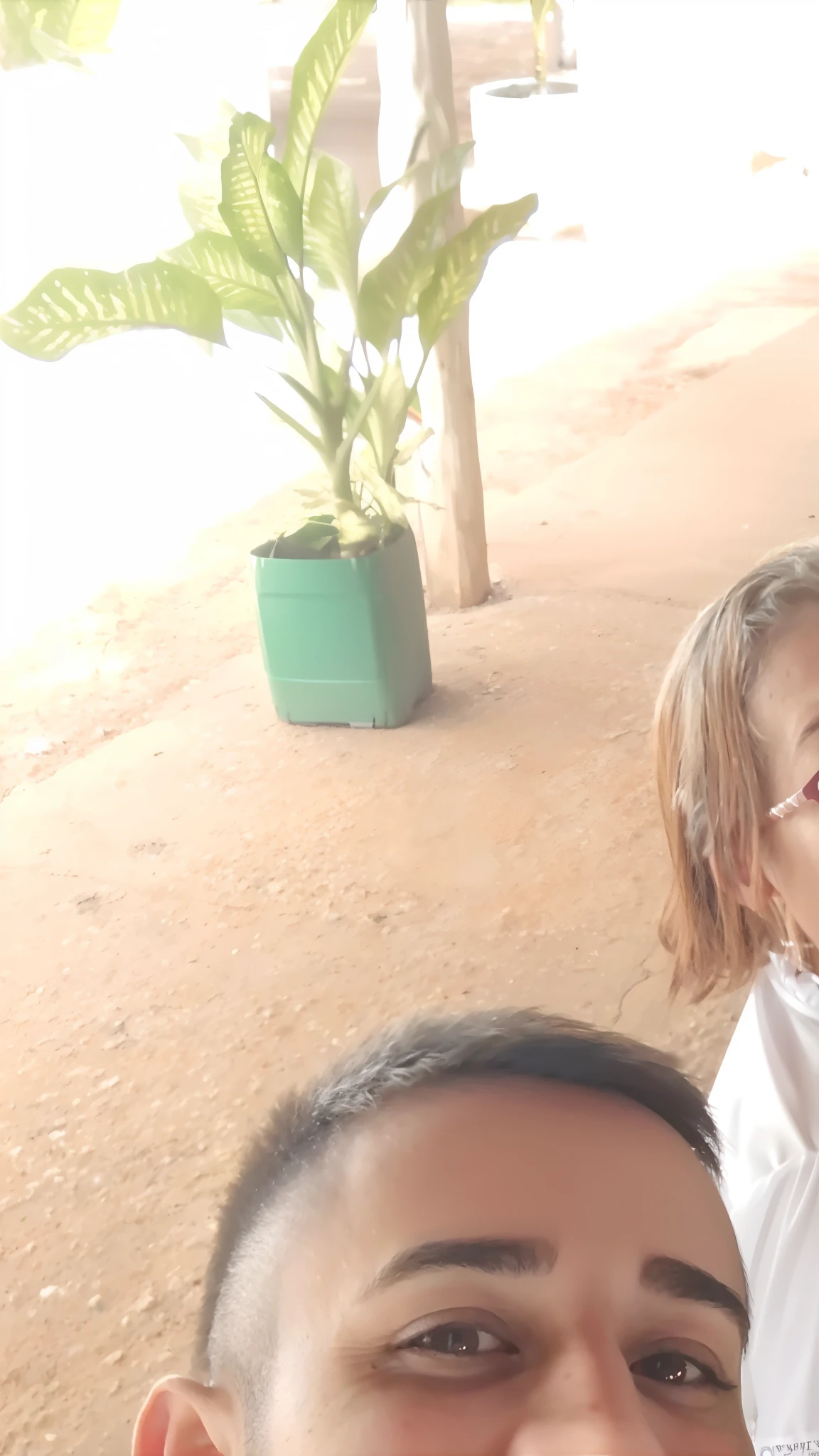 There are two people sitting at a table with a laptop, Directed by: Nandor Soldier, imagem de perfil, momma and papa, 3 5 year brazilian mother, Directed by: Samuel Silva, divertindo-se, imagem de qualidade muito baixa, Rosemary Ressendi, Directed by: David Ruby, imagem do avatar, Directed by: Matteo Pérez, he is! cerca de 3 0 anos de idade