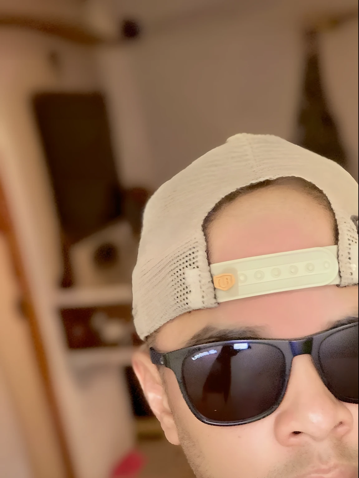 There's a man wearing a hat and sunglasses pointing at the camera, wearing sunglasses and a cap, wearing sunglasses and a hat, with sun glasses, wearing shades, 3 2 anos, 2 7 anos, com uma pose cool, Brandon, wearing versace sunglasses, 3 6 anos, taken in the early 2020s, olhando heckin legal e elegante