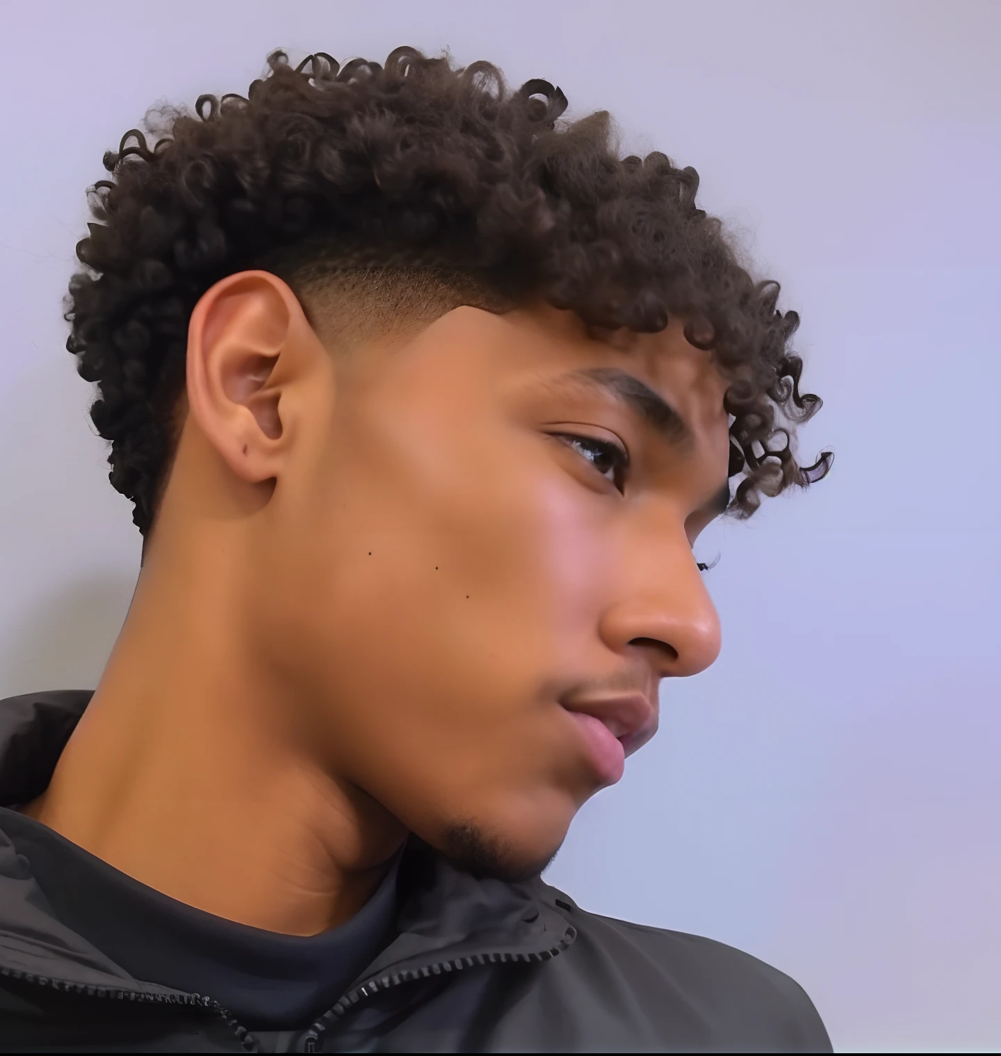 Homem com cabelos cacheados e um capuz olhando para alguma coisa, curls on top of his head, Corte de cabelo da tigela, ele tem cabelos castanhos curtos e cacheados, cabelos cacheados e curtos, short hair on top of his head, cachos por cima, No estilo de Tyler Mitchell, Foto em estilo de Tyler Mitchell, foto de perfil headshot, um homem negro com longos cabelos cacheados