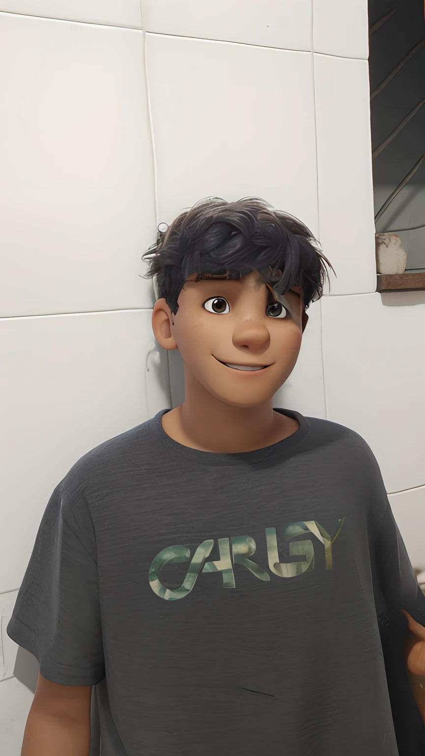 Garoto de 12 anos, cabelos cacheados, olhos castanhos, sorrindo, camiseta cinza, ao fundo uma parede com azulejos brancos
