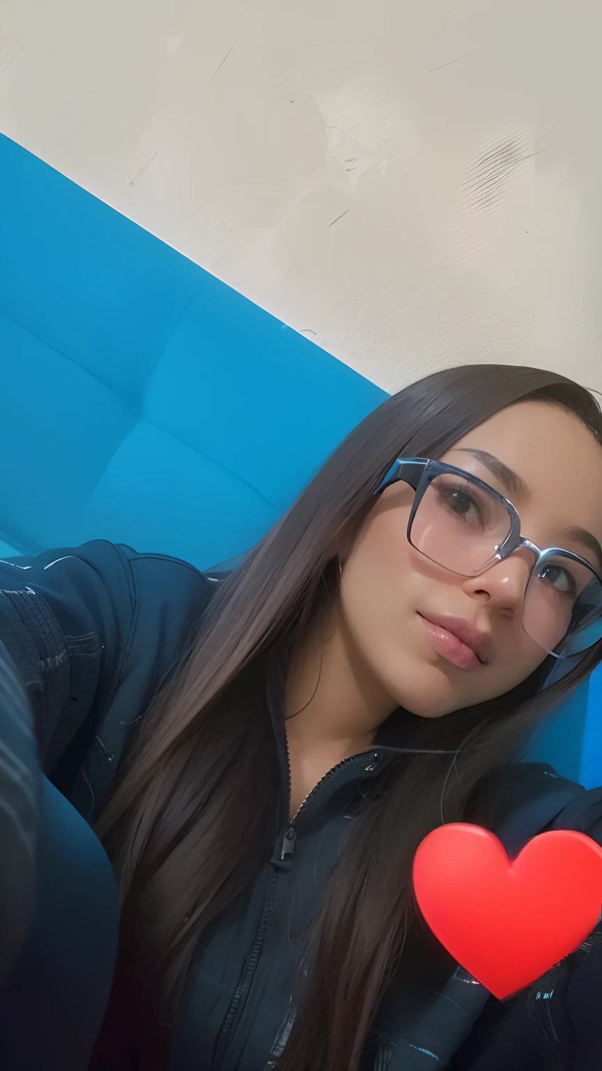 There's a woman taking a selfie with a heart-shaped object, 19-year-old girl, 18 anos, Alanis Guillen, ela tem cerca de 1 6 anos de idade, taken in the early 2020s, ela tem cerca de 2 0 anos, ela tem cerca de 20 anos, Violeta Myers, 1 6 anos, imagem de perfil
