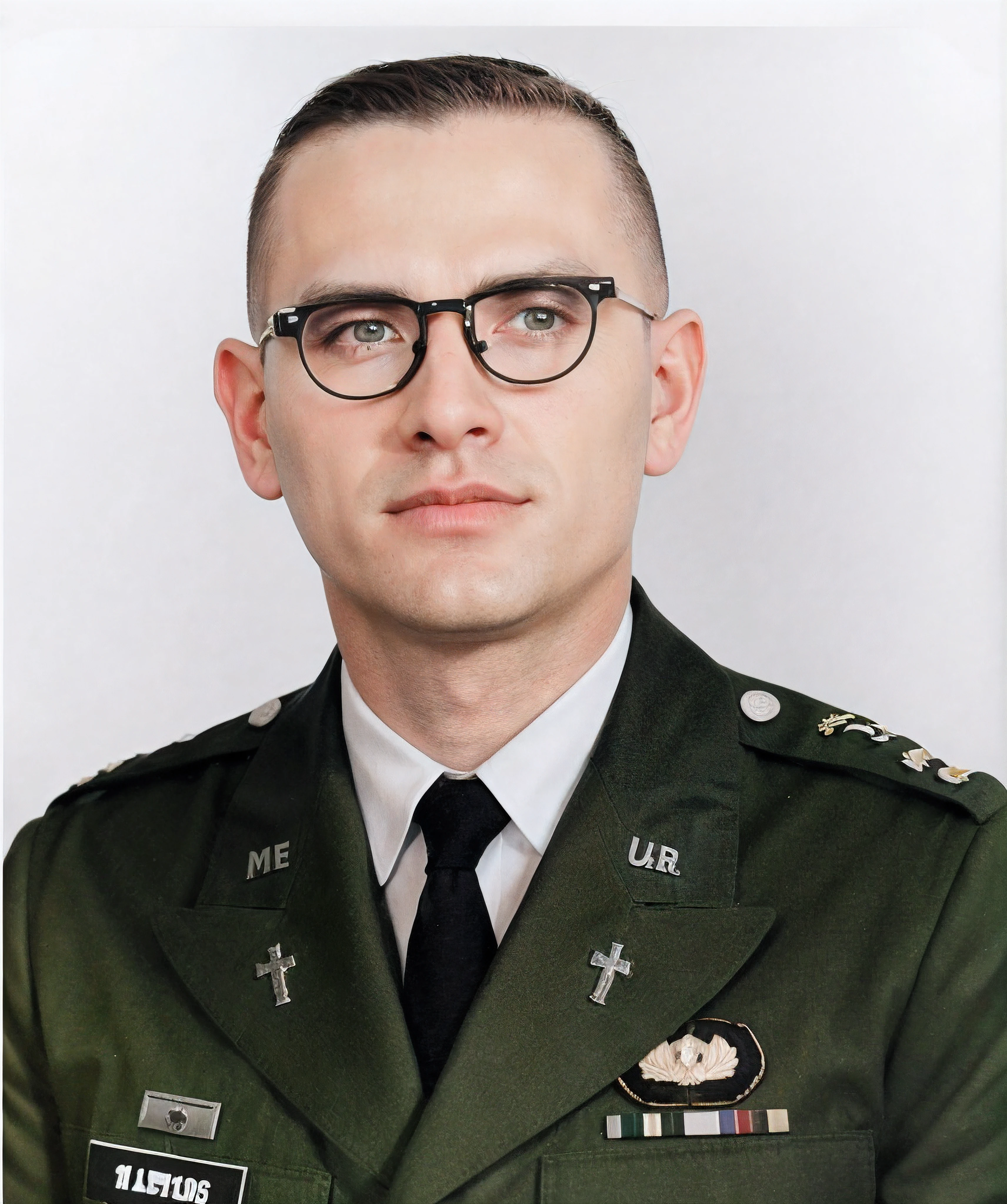 Homem de uniforme militar posando para foto, em uniforme militar, homem com cabelo preto militar, oculos pretos, pele clara, uniforme militar army green, com camisa branca e gravata preta