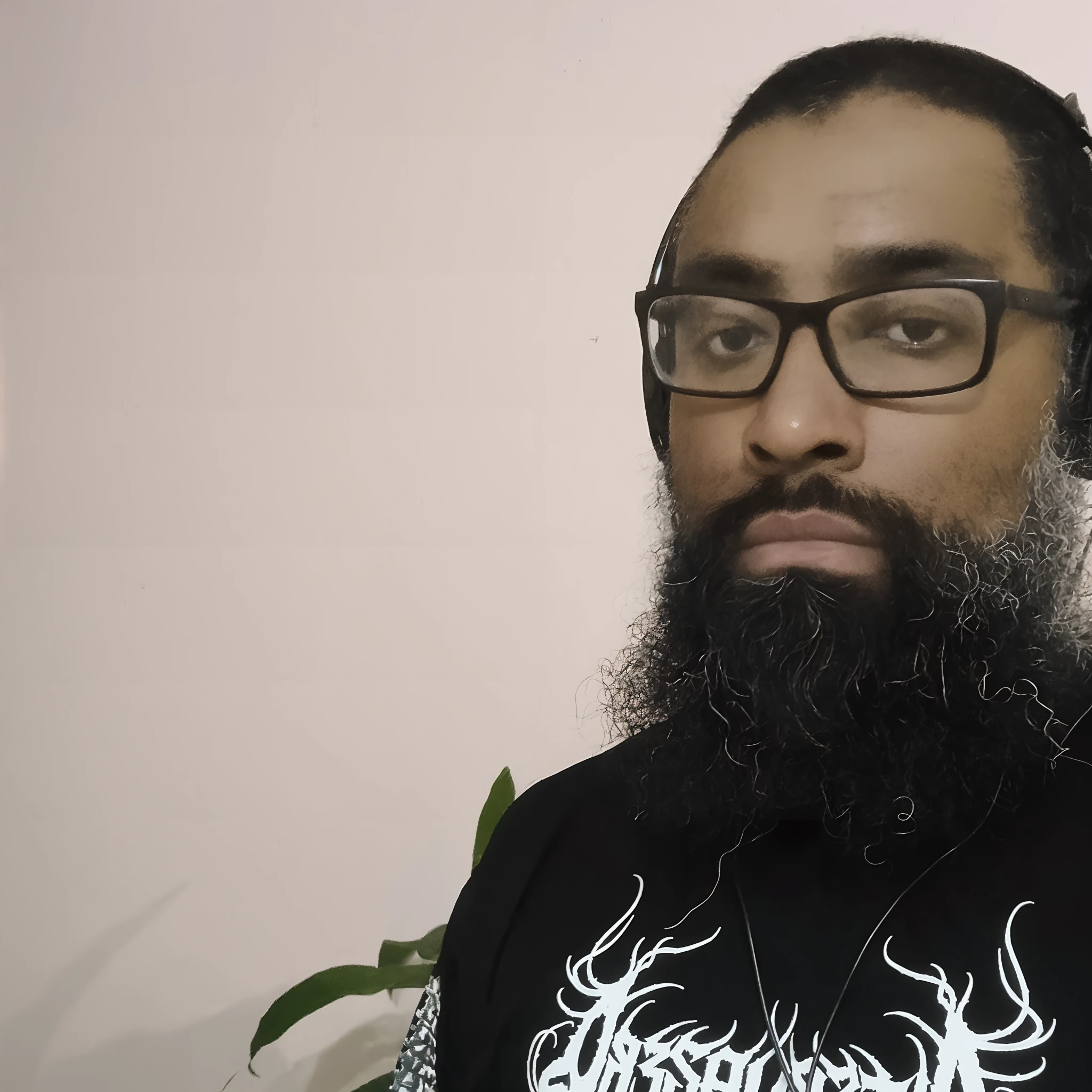 Homem com barba e fones de ouvido vestindo uma camisa preta, usando roupas netrunner, banda de black metal cyberpunk, com uma barba preta cheia, com fones de ouvido, foto de perfil 1024px, Riyahd Cassiem, usando fones de ouvido pretos, punk mindar altamente intrincado, Streamer do Twitch / Jogador Ludwig, imagem de qualidade muito baixa, with morbid thoughts