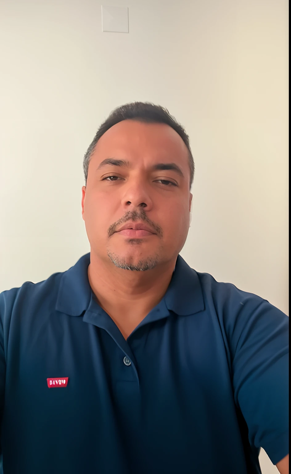 Homem de camisa azul sentado em frente a uma parede branca, david rios ferreira, imagem de perfil, foto do perfil, foto de perfil, icaro carvalho, edu souza, andres rios, taken in the early 2020s, zigor samaniego, Luis Nieves Sr., Eloy Morales, foto de perfil, Arauto Ortega