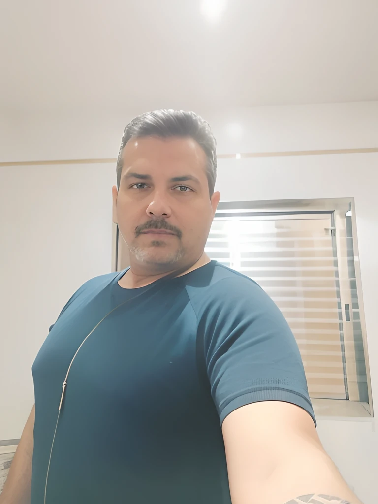 there is a man taking a selfie in a bathroom mirror, Homem de 4 0 anos
