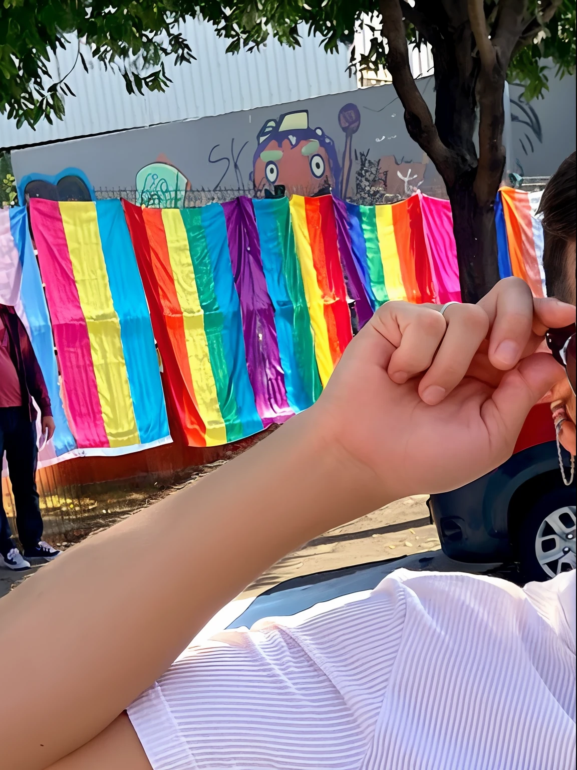 Man in sunglasses and white shirt holding a blue bag, EUA-Set 20, Daniel Dociu, with mirrorshades sunglasses, with sun glasses, Michal, Sidney Lugo, foto do snapchat, with sunglasses, wearing mirrored sunglasses, wearing blue sunglasses, Tyler Oeste, festival vibes, wearing versace sunglasses, lucas graziano, Justino Sol