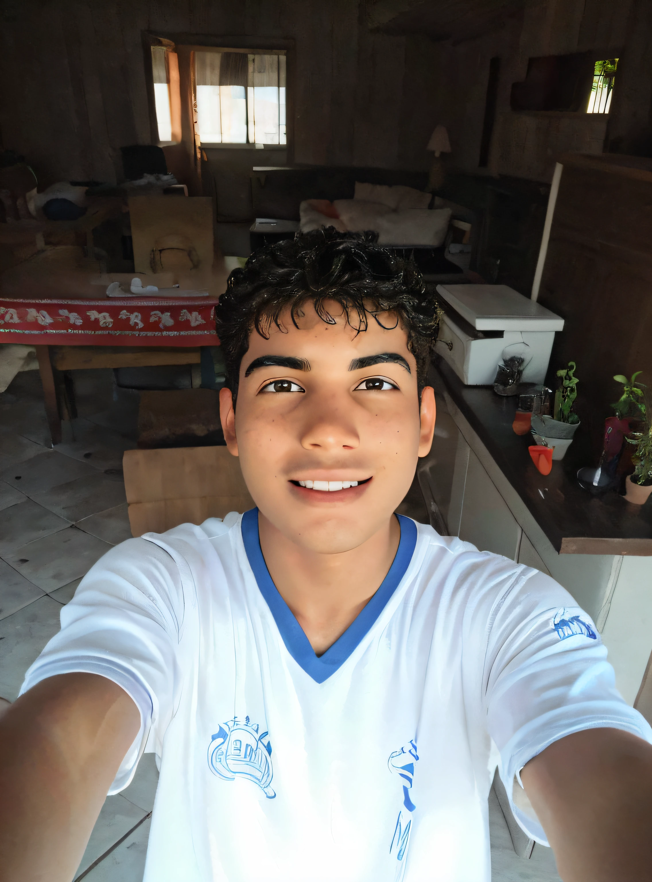, cor de pele moreno, cabelo cacheado, pessoa de 16 anobarba, sorriso bonito