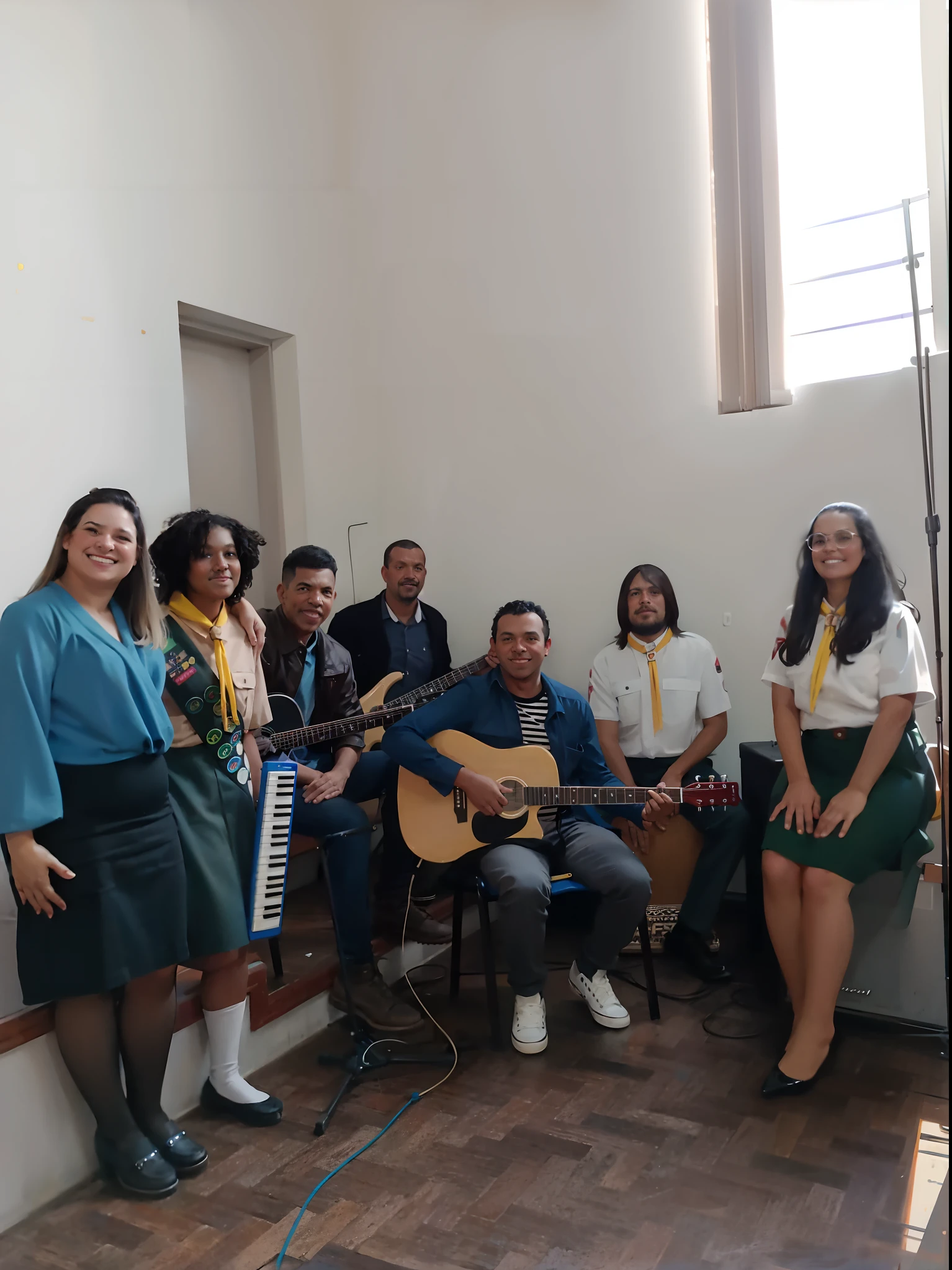 Several people are posing for a photo with a guitar and a piano, 2 0 1 9, 2019, 2018, 2 0 1 8, coro, 2 0 2 0, 2020, nostalgic feeling, banda, good music, In Show de Música, album, Novos instrumentos musicais, banda tocando, photo shoot