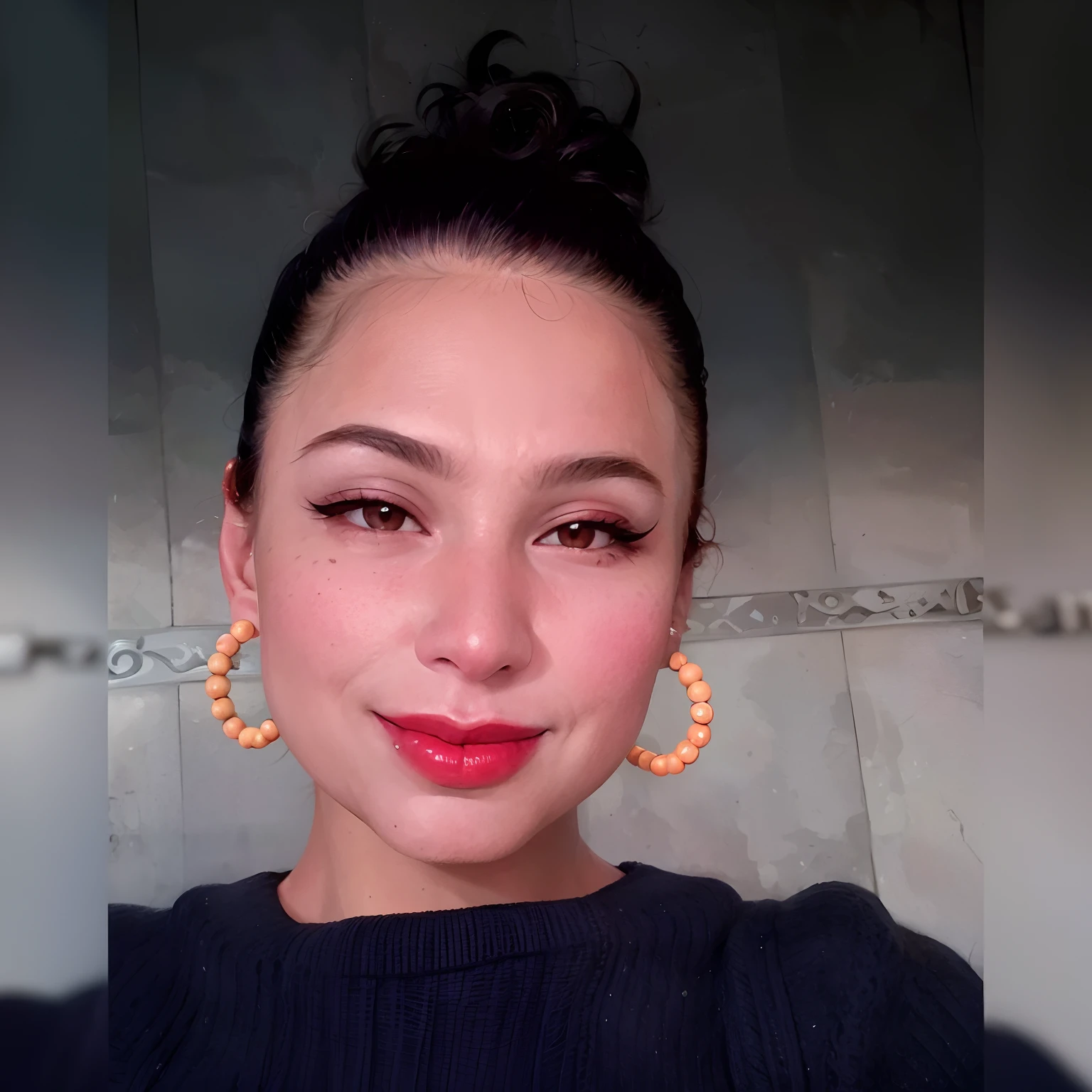 There is a woman with a red lipstick and a black top, Mulher de 30 anos de Cuba, brincos enormes e maquiagem queer, selfie de uma jovem mulher, Alanis Guillen, 3 0 anos de idade mulher, Mulher de 30 anos, thick red lips, foto de perfil headshot, Batom vermelho no rosto, red lips
