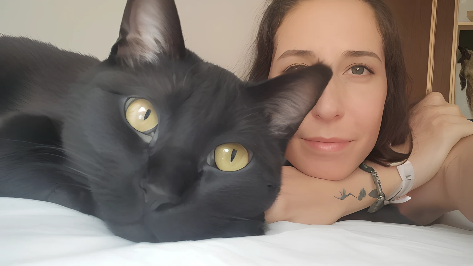 There's a woman lying on a bed with a black cat, mulher e gato, gato preto tirando uma selfie, Woman / cat hybrid, imagem de perfil, bochechas grandes segurando seu gato, segurando um gato, she is holding a cat in her arms, mulher com orelhas de gato, !!!! Gato!!!!, Directed by: Nandor Soldier, com gato pequeno no colo