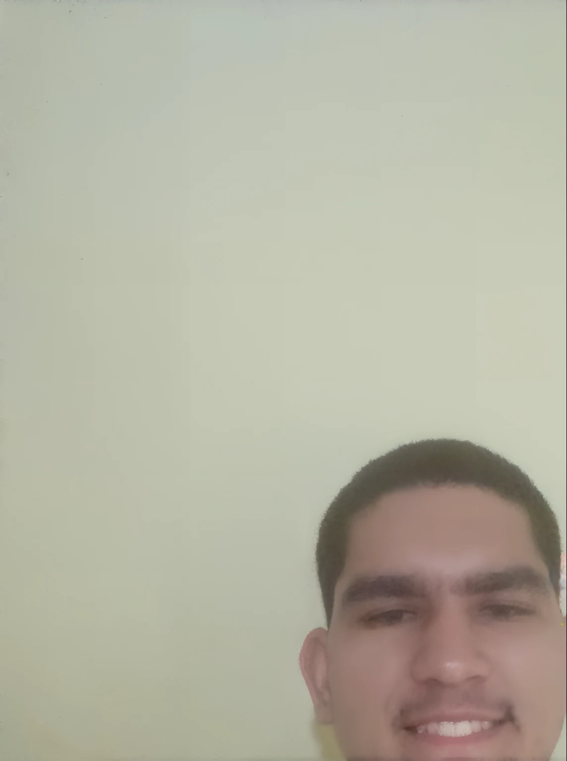 Homem de camisa cinza sorrindo para uma foto, caio santos, em torno de 1 9 anos, david rios ferreira, cerca de 20 yo, imagem frontal, 2 3 anos, Foto realista, 2 7 anos, 2 4 anos, 21 anos, 2 2 anos, Ronaldo Nazario Fenomeno, andres rios