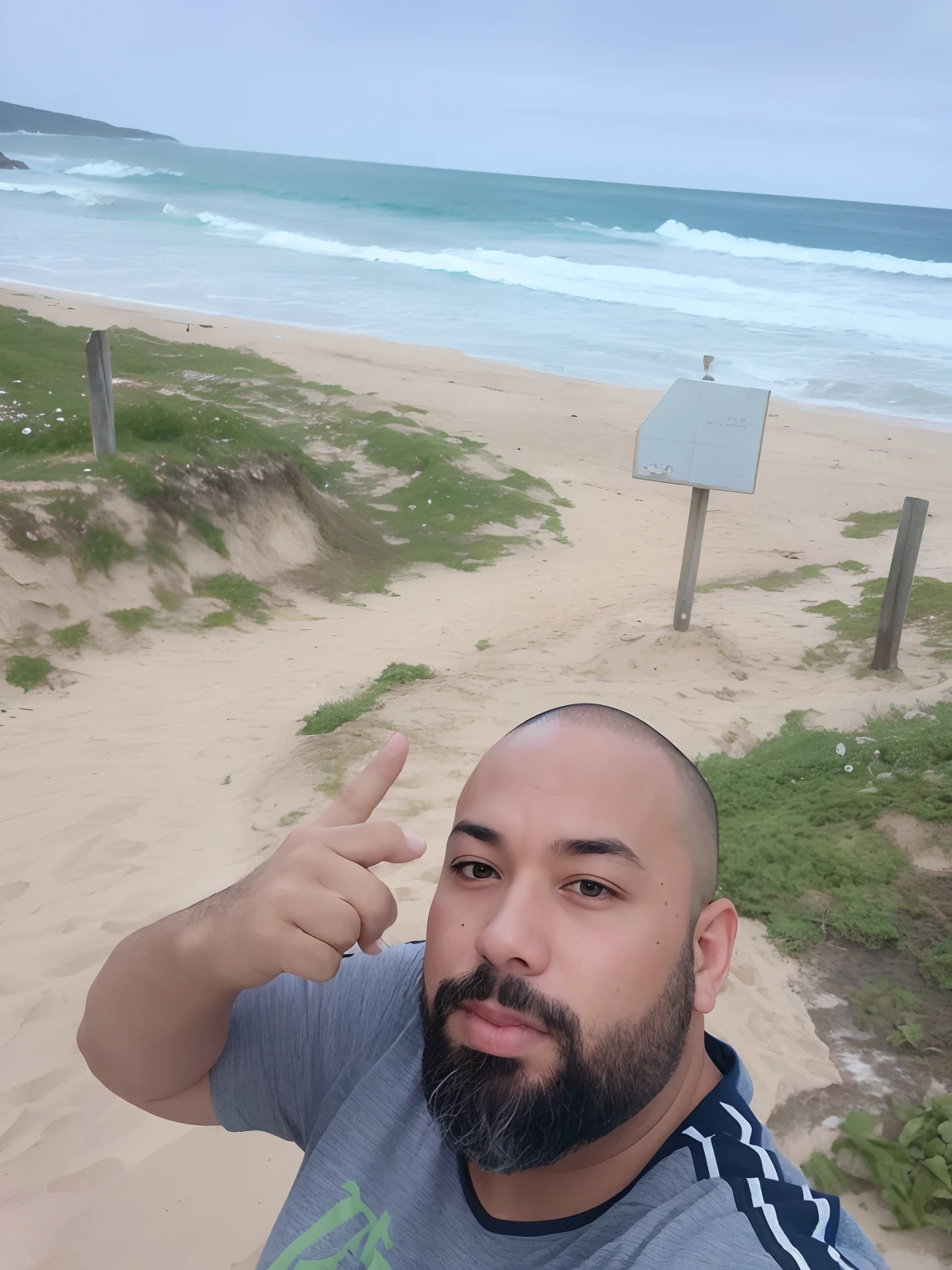 There's a man standing on the beach pointing at something, foto de praia, posando em uma praia com o oceano, Fotografia Selfie 8k, standing near the beach, O oceano ao fundo, Selfie!!!!! de um homem, na praia, in a beachfront environment, standing at the beach, em uma praia, Selfie!!!!!, na praia, Postagem no Reddit