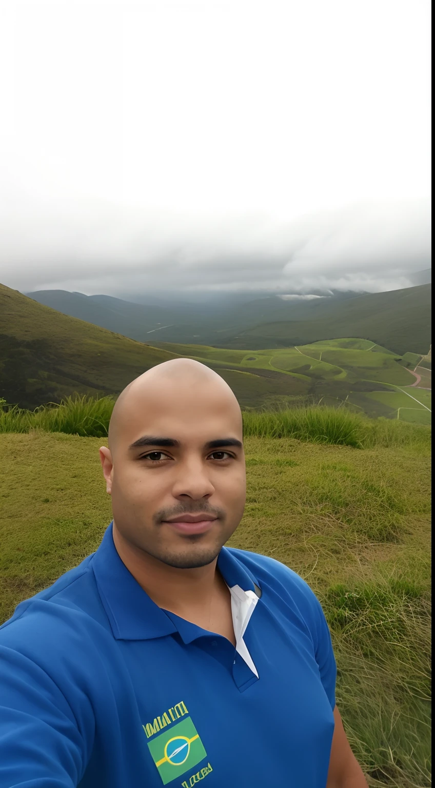 Homem de camisa azul tirando uma selfie em um campo, com montanhas ao fundo, Colinas ao fundo, com montanhas no fundo, com montanhas como pano de fundo, david rios ferreira, Moutain no fundo, em frente a um fundo de floresta, nas montanhas, icaro carvalho, nas montanhas, Montanhas ao fundo
