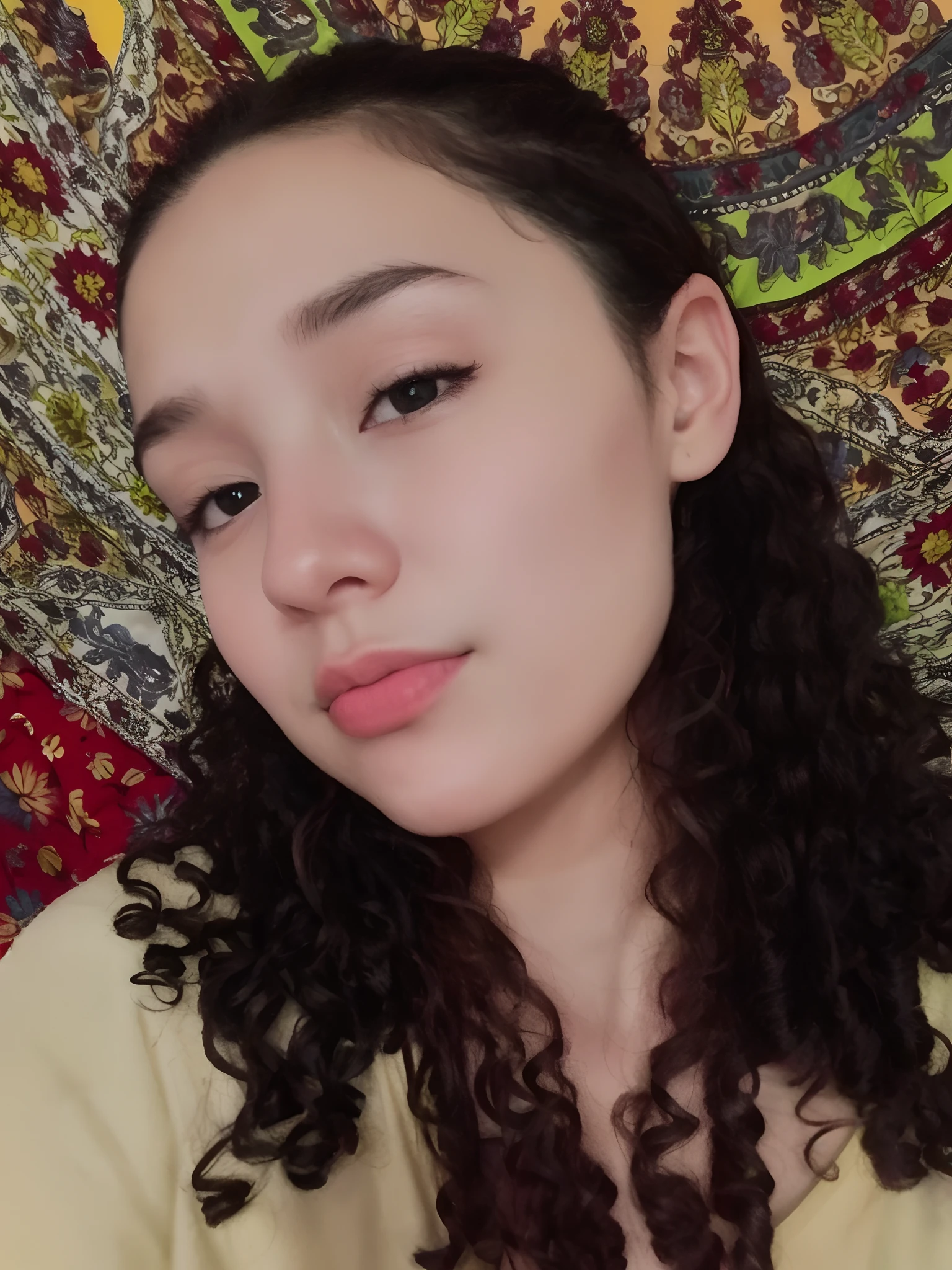 Mulher com cabelos cacheados e uma camisa amarela deitada em um cobertor colorido, sem maquiagem cabelo cacheado, em torno de 1 9 anos, imagem de qualidade muito baixa, selfie de uma jovem mulher, taken in the early 2020s, foto de baixa qualidade, seu rosto emoldurado com cachos, detailed flawless face, Face is brightly lit, halfbody headshot
