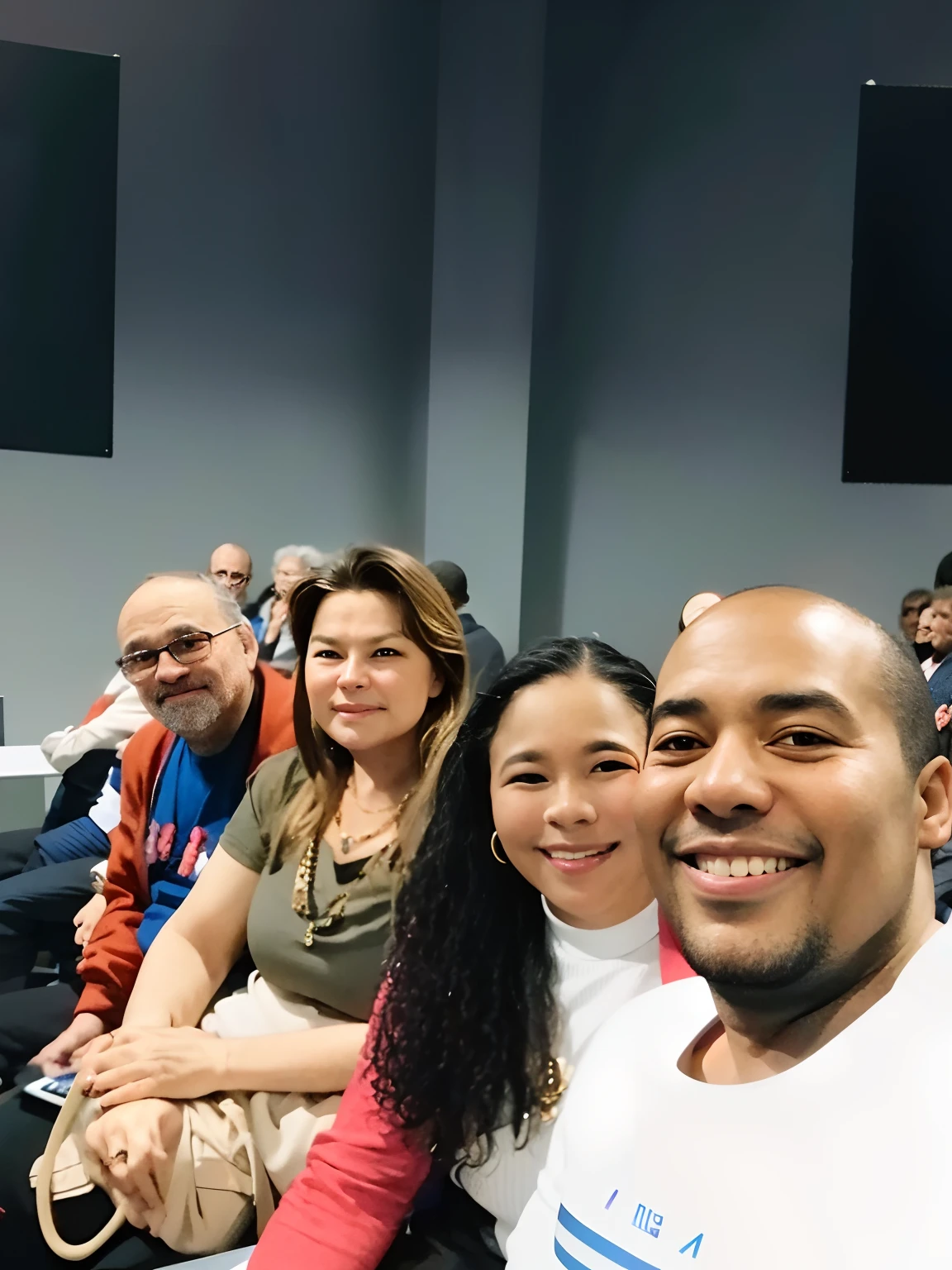 Several people sitting in a room with a man and a woman, audience selfie, audience in the background, belos arredores, pais assistindo, foto do perfil, pessoas curtindo o show, audience, Directed by: Nandor Soldier, Happy family, Directed by: Willian Murai, 4 k post, Postagem 4k, momma and papa, In Sao Paulo, pessoas bonitas, Beautiful image