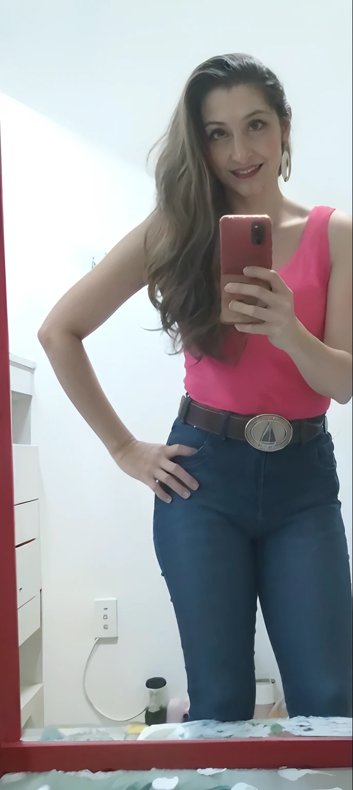 Araffe mulher na camisa rosa tirando uma selfie no espelho, tiro do meio cintura para cima, foto da roupa, cintura - tiro, recorte de meio corpo, foto fit, hand on hips, menor linha de cintura de todos os tempos, ( ( ( wearing jeans ) ) ), tiny waist, cintura magra e quadris grossos, vaqueira, corpo rosa, cerca de 3 5 anos, wearing jeans