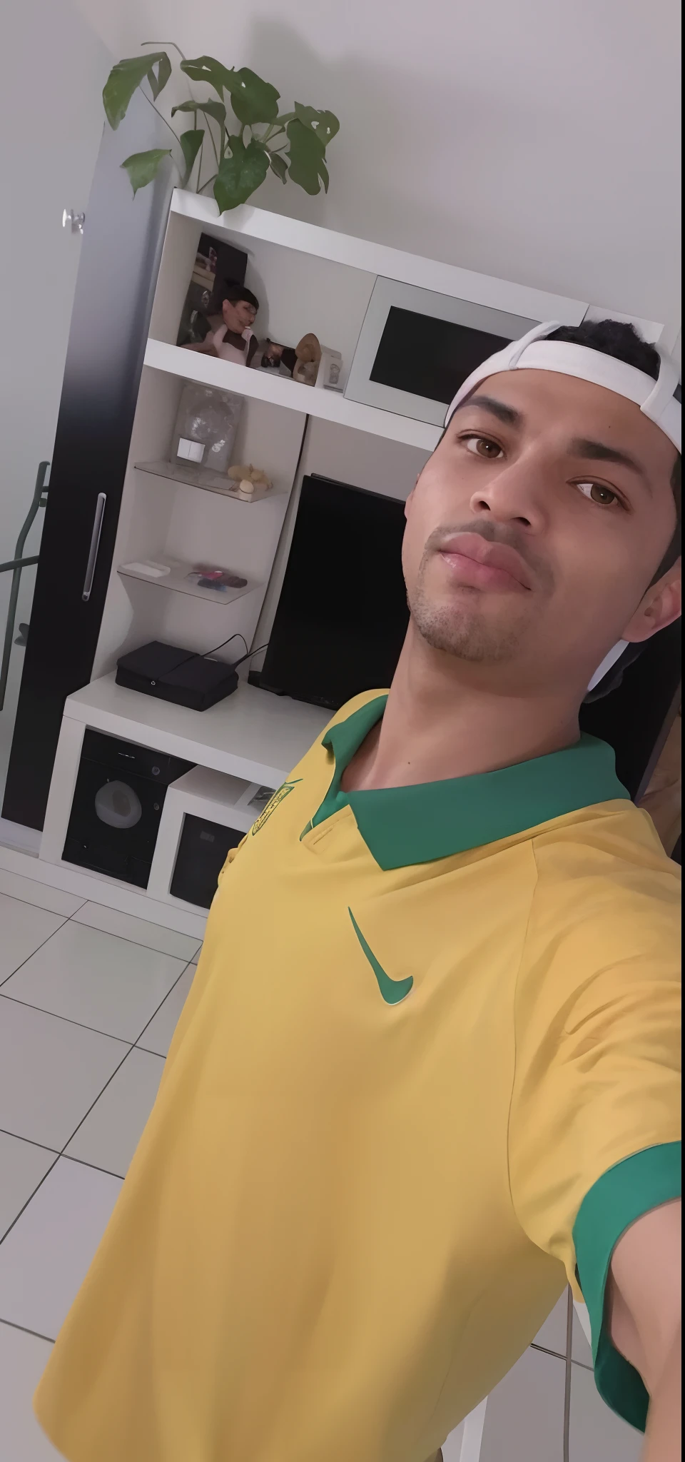 There's a man taking a selfie in a living room, caio santos, icaro carvalho, Ronaldo Nazario Fenomeno, Ronaldo Nazario, david rios ferreira, mateus 9 5, Mohamed Reda, Ronaldo Luis Nazario de Lima, saâdane afif, Carmelo Blandino, Edon Guraziu, andrea rocha