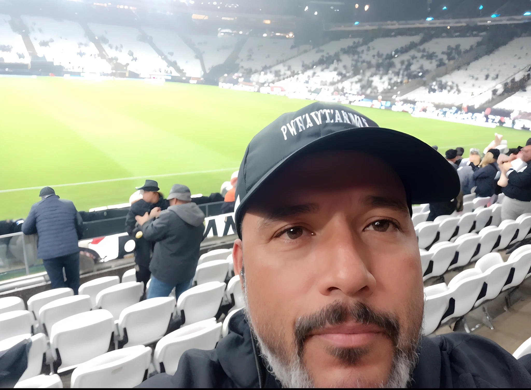 Man in black hat and black jacket in stadium, relaxing after a hard day, fantasia!!!, me, foto Selfie, Selfie, em Paris, Selfie!!!!!, Arkane Lyon, imagem de qualidade muito baixa, bela vista, Michel - Anjo 8K, parecendo feliz, terrible atmosphere, Feliz!!!, Vanta Blac, foto de perfil