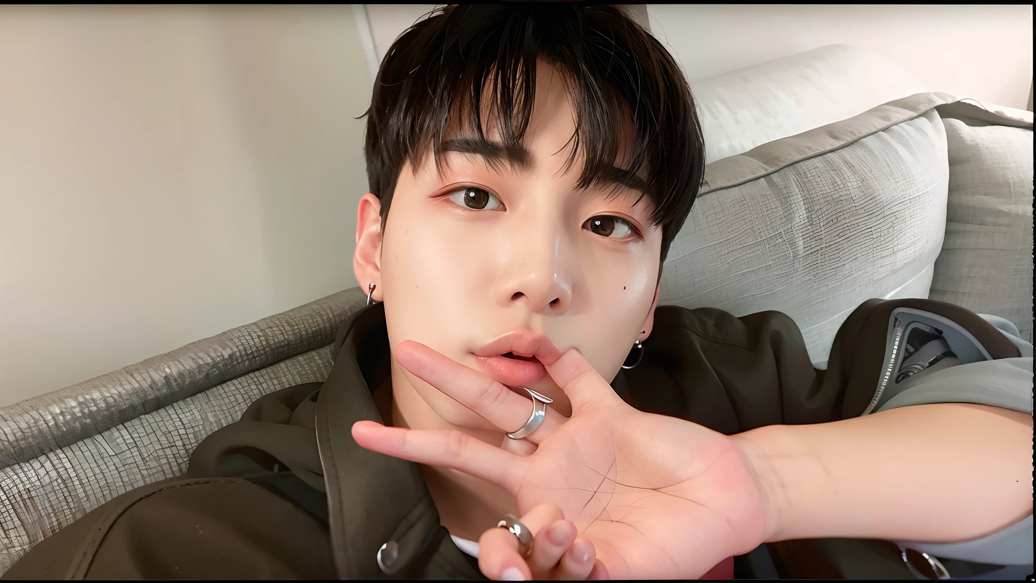 Hay un hombre con un anillo en el dedo y un anillo en el dedo, jungkook, Jinyoung Shin, Aesthetics of Jinyoung Shin, Wan adorable cara coreana, Cai Xukun, Kim Doyoung, Hyung Tae, with index finger, inspirado en Kun Can, young wan angel, Foto de perfil de la foto de cabeza, diez Lee, foto de perfil 1024px, kanliu666