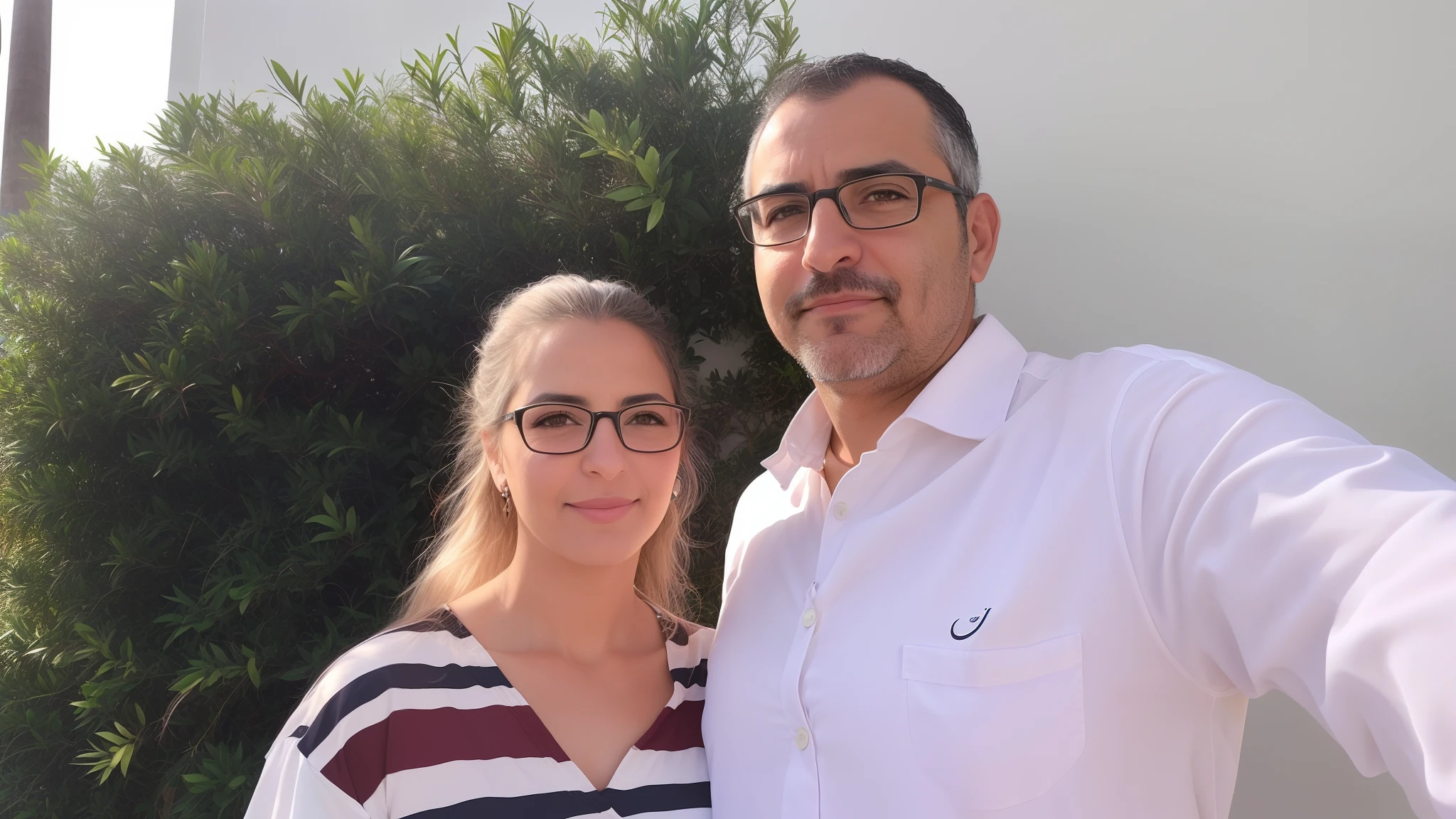 They are posing for a photo in front of a bush, imagem de perfil, Christophe Jovem Eytan Zana, imagem retrato, Ayanamikodon e Irakli Nadar, Fotografia tirada em 2 0 2 0, Foto tirada em 2018, foto retrato, Retrato de duas pessoas, retrato de perfil, imagem retrato, Ghutra e Egal, retrato de casal