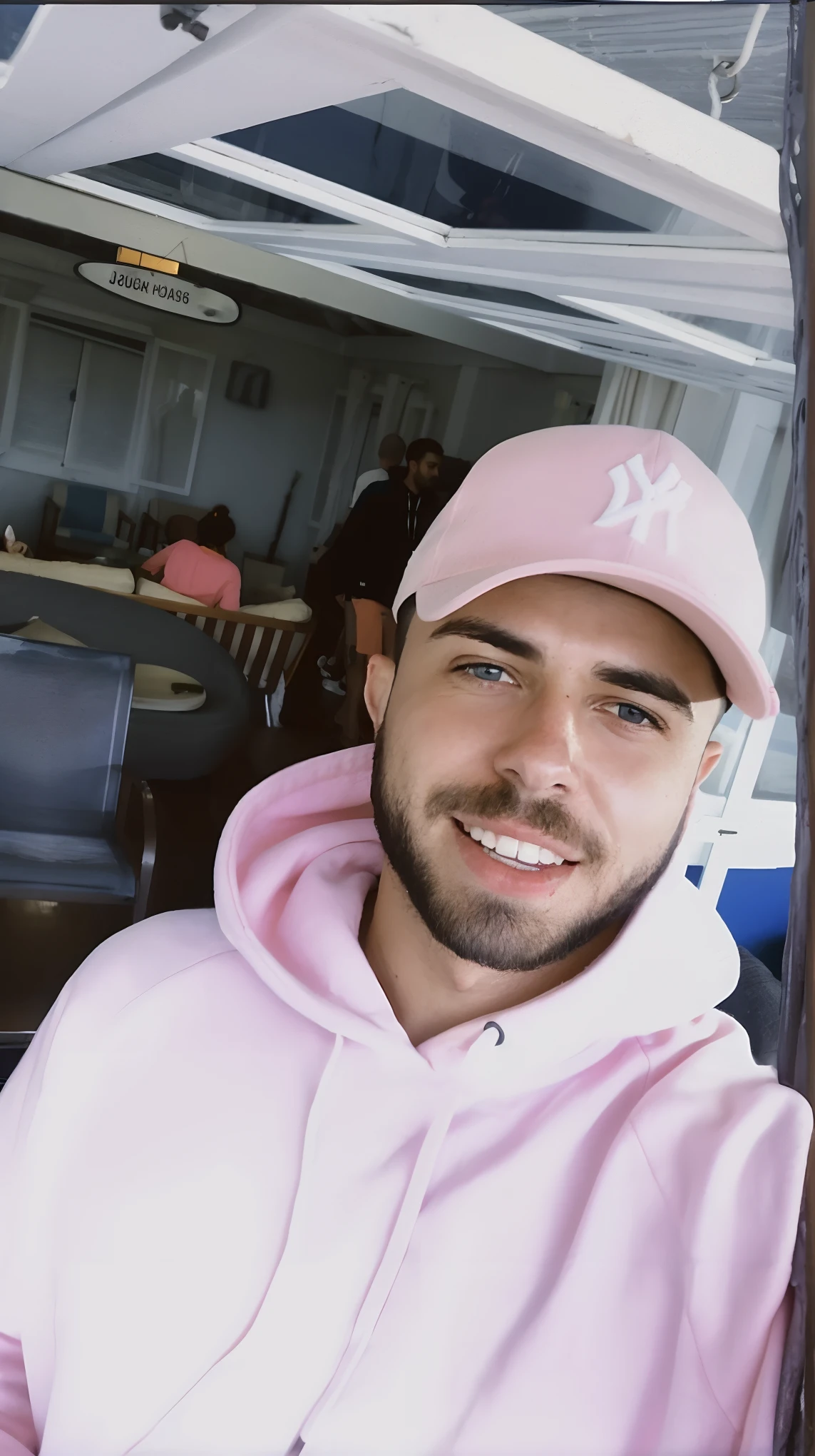 There's a man in a pink hoodie and a pink hat, usando um capuz rosa pastel, foto de perfil, Aykut Aydogdu, foto de perfil headshot, usando um capuz rosa, Jovem homem grego, Zachary Corzine, foto de perfil, he is wearing a hat, Borja, diego fernandez, Jovem espanhol, Mateo Dineen, Nekro Borja