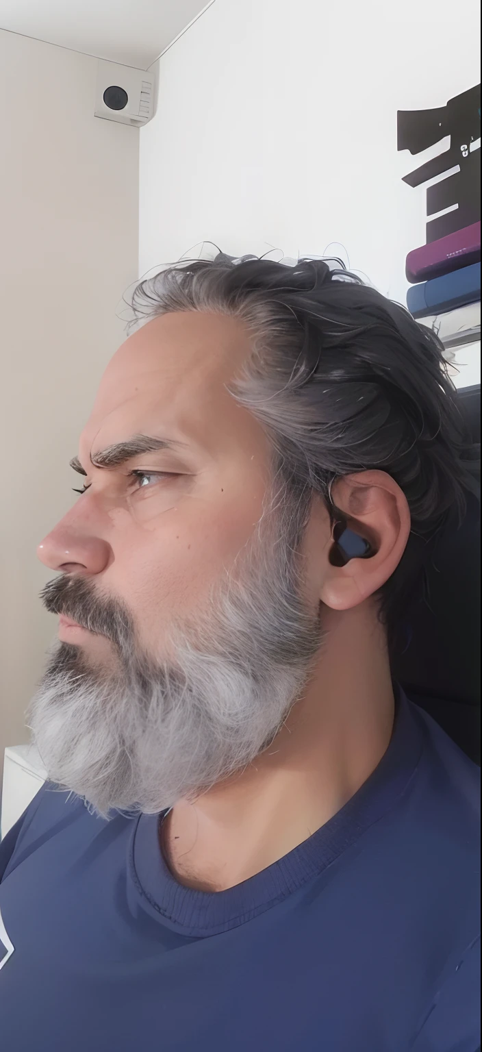 Homem com barba de metal
