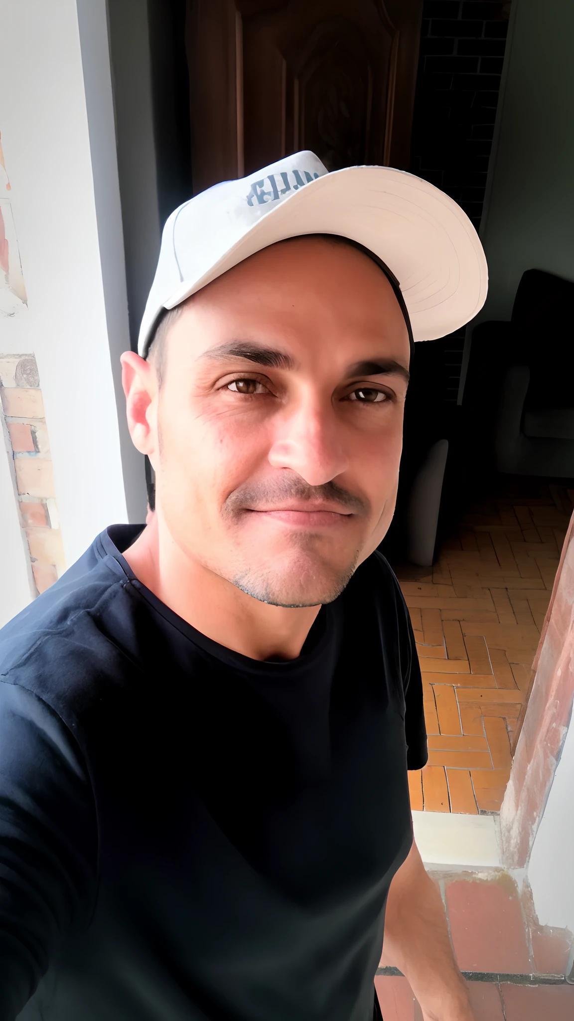 There is a man who is wearing a hat and posing for a photo, 3 2 anos, 38 anos, david rios ferreira, 3 6 anos, 35 anos, 3 5 anos, (38 anos), 2 7 anos, 2 9 anos, 2 8 anos, Carmelo Blandino, Homem de 4 0 anos