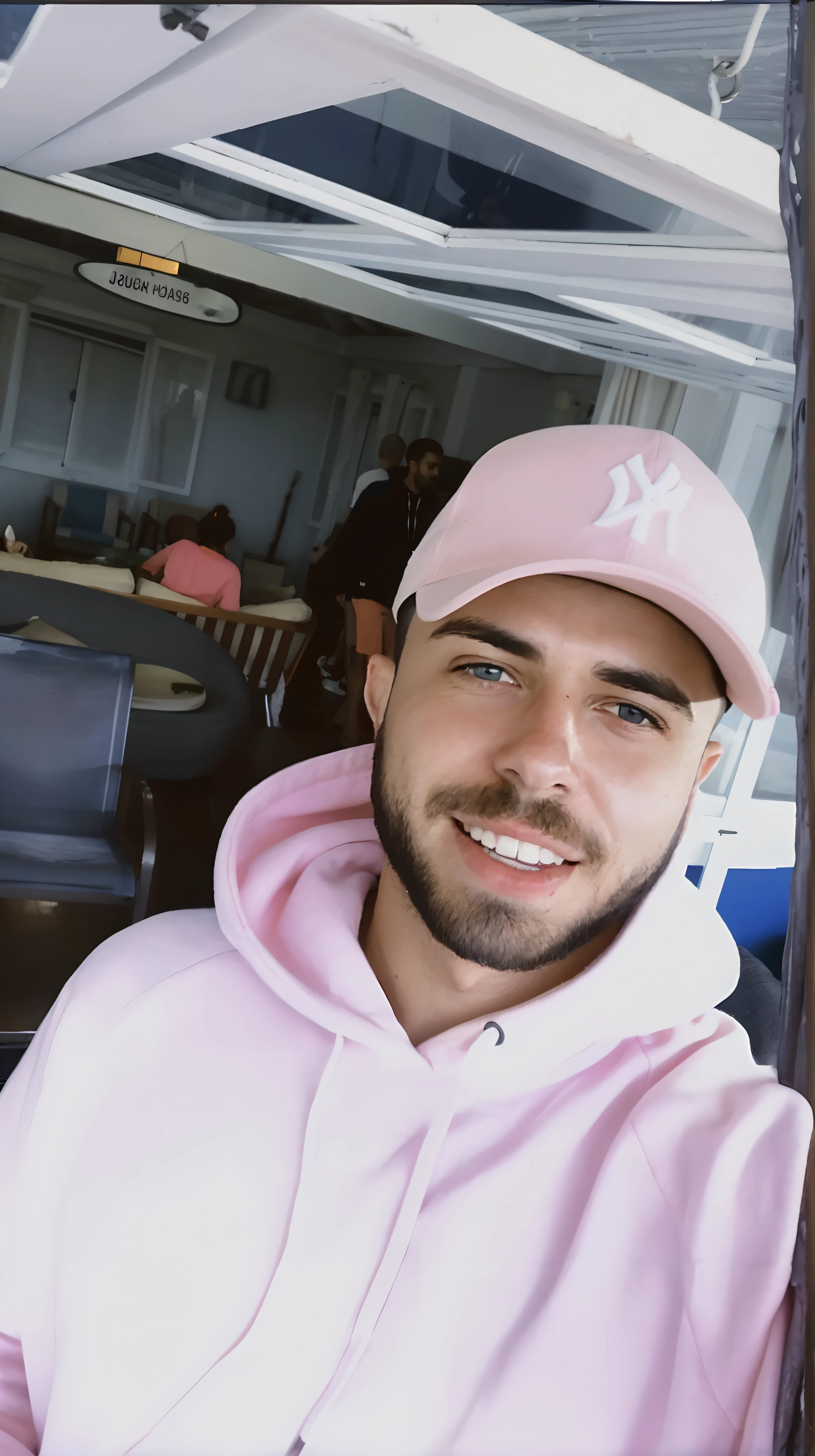 There's a man in a pink hoodie and a pink hat, usando um capuz rosa pastel, foto de perfil, Aykut Aydogdu, foto de perfil headshot, usando um capuz rosa, Jovem homem grego, Zachary Corzine, foto de perfil, he is wearing a hat, Borja, diego fernandez, Jovem espanhol, Mateo Dineen, Nekro Borja