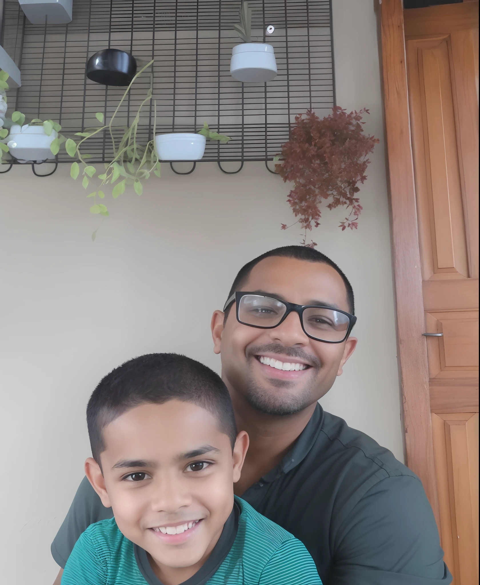there is a man and a boy who are sitting together, with a kid, Homem de 4 0 anos, cerca de 3 5 anos, 3 6 anos, Homens de 45 anos, 3 2 anos, 3 5 anos, 35 anos, (38 anos), 38 anos, Riyahd Cassiem, foto do perfil