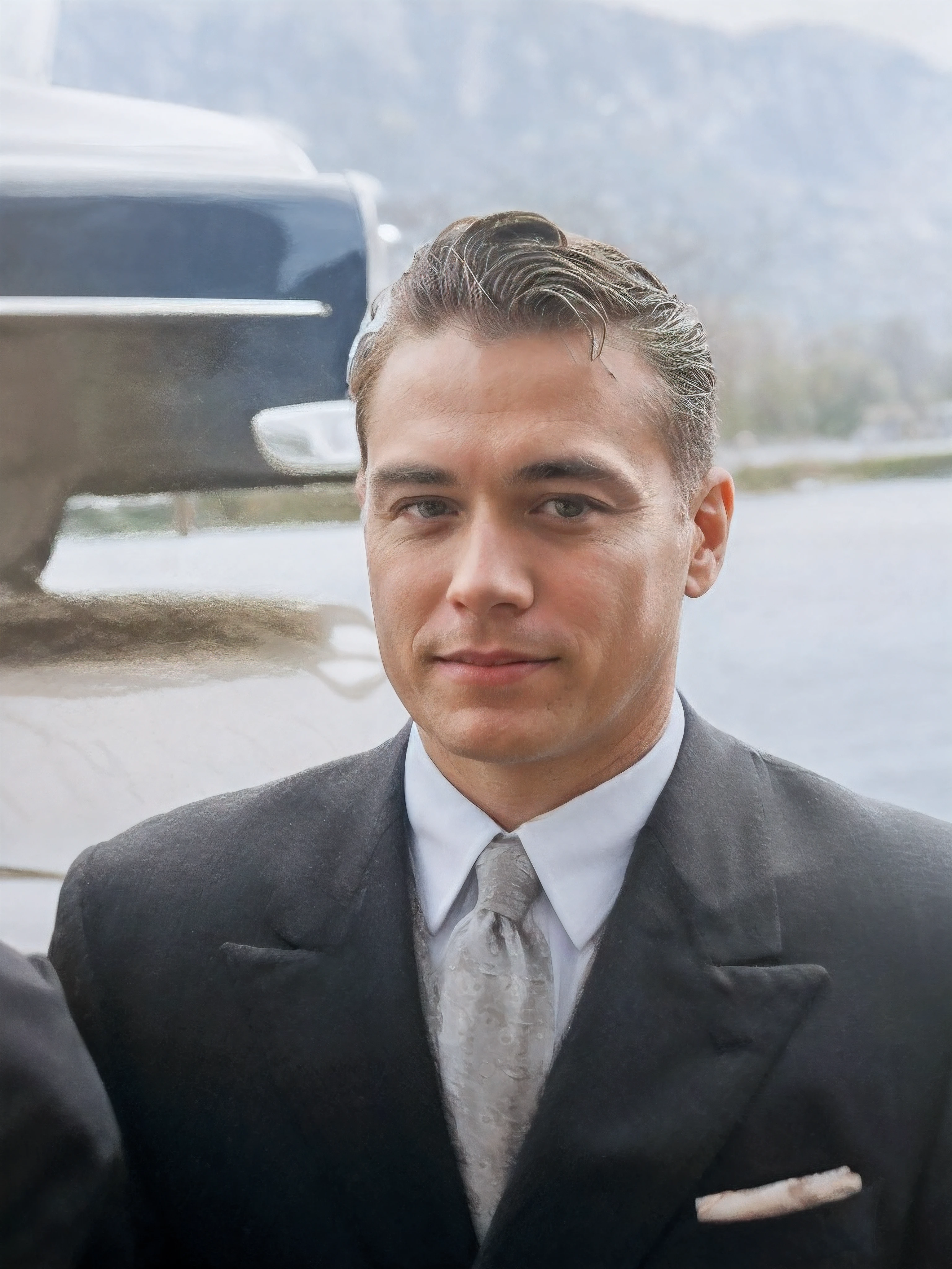 There's a man in a suit and tie standing in front of a blue-colored vintage car, homem de terno preto, white shirt and gray tie with Bordeaux patterns, A white scarf on the coat, homem de cabelo castanho e loiro anos 60, olhos azuis