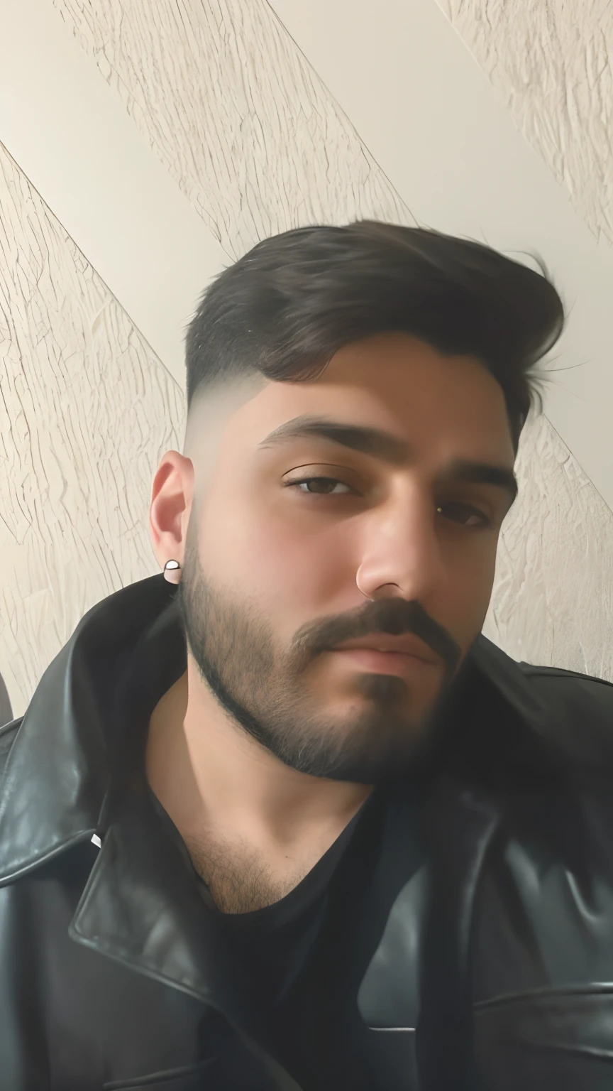 there is a man with a beard and a leather jacket, Condutor de Ene, imagem de perfil, encho enchev, neckbeard, Aykut Aydogdu, em torno de 1 9 anos, barba pequena, Streamer do Twitch / Jogador Ludwig, imagem de qualidade muito baixa, he got a big french musctache, 3/4 perfil, barba curta, 1/4 perfil