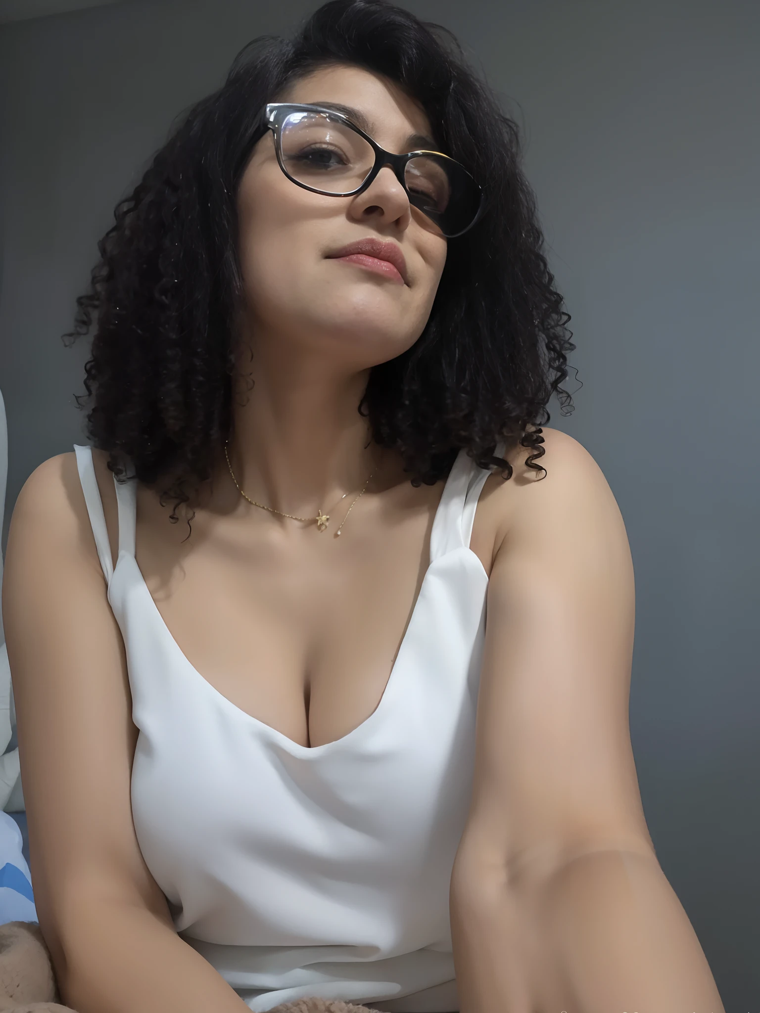 Woman with glasses sitting on a bed looking up, Parece Fabiula Nascimento, Mulher de 30 anos de Cuba, angelawhite, cerca de 3 5 anos, 3 5 year brazilian mother, Mulher de 30 anos, 3 0 anos de idade mulher, Angiewolf, imagem de perfil, close up tiro de meio corpo, Ayahausca