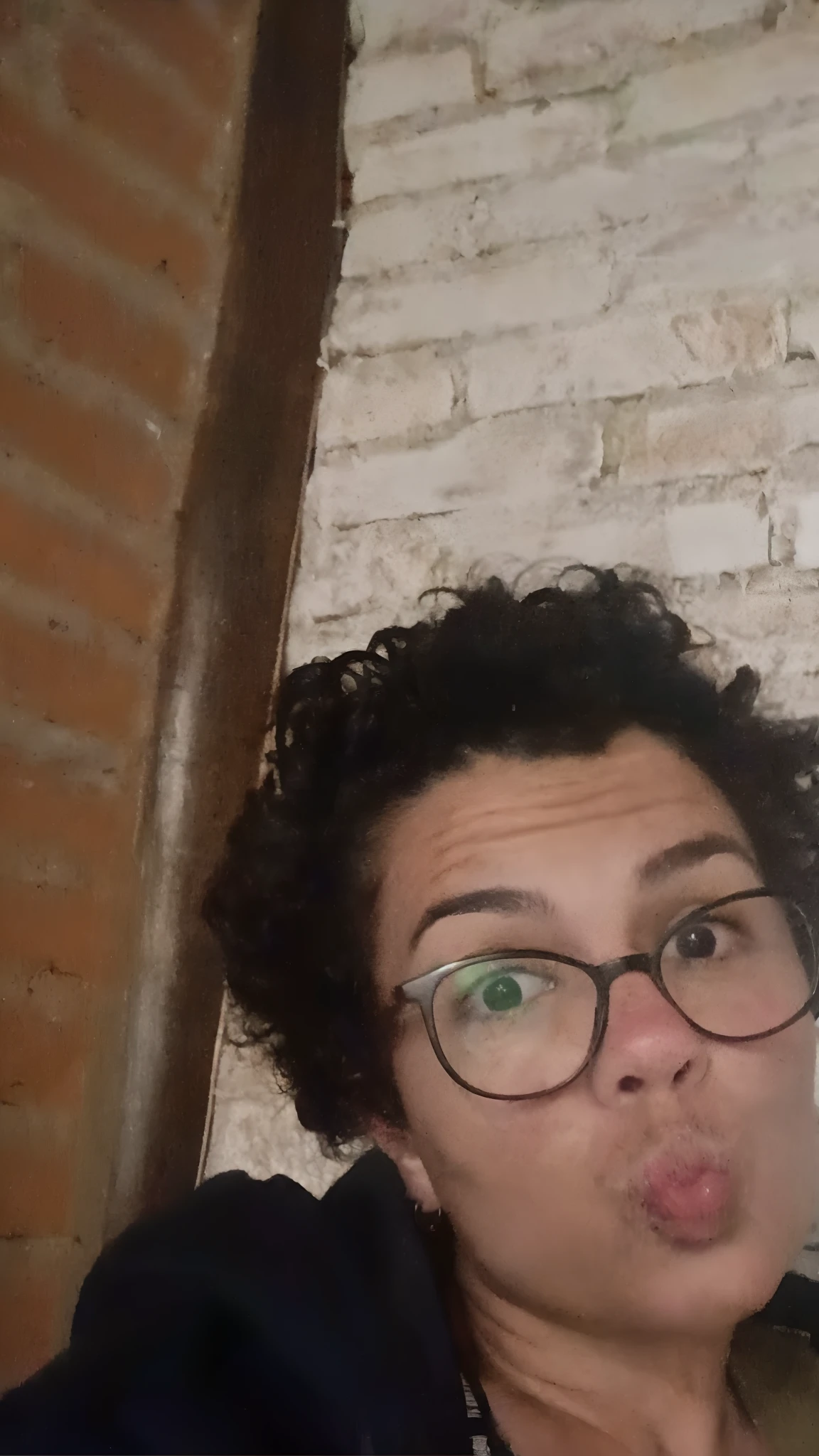 There's a woman with glasses making a funny face, Tongue out, rebecca sugar, Parece Fabiula Nascimento, imagem de perfil, foto retrato, Directed by: Nandor Soldier, muito bobo olhando, lambendo para fora, caretas, Mulher de 30 anos de Cuba, com afro, In Sao Paulo, fernanda suarez