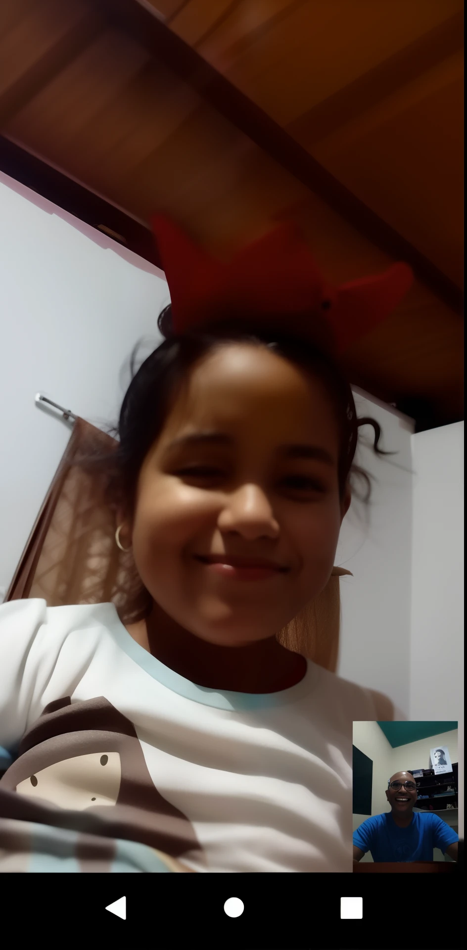 there is a young girl with long hair smiling for the camera, she is smiling and excited, cara boba fofa, she is smiling and happy, cara de bobo, ela tem um rosto bonito, foto da , Violeta Myers, imagem de qualidade muito baixa, She is grinning, sorriso insano, retrato frontal de uma meninao bobo olhando, happily smiling at the camera
