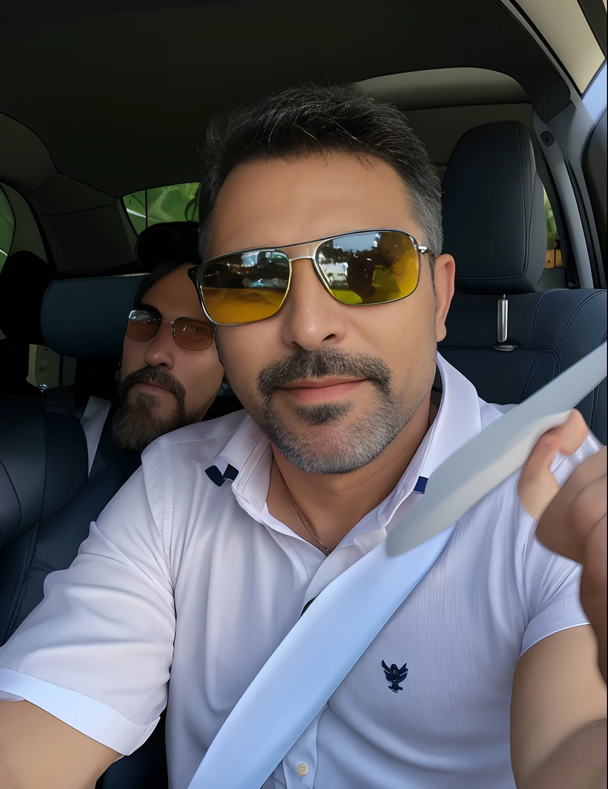 There's a man in a car wearing sunglasses and a tie, Homens de 45 anos, George Doutsiopoulos, Homem de 4 0 anos, 3 6 anos, 38 anos, david rios ferreira, gui guimaraes, taken in the early 2020s, marco bucci, selfie de um homem, imagem de perfil