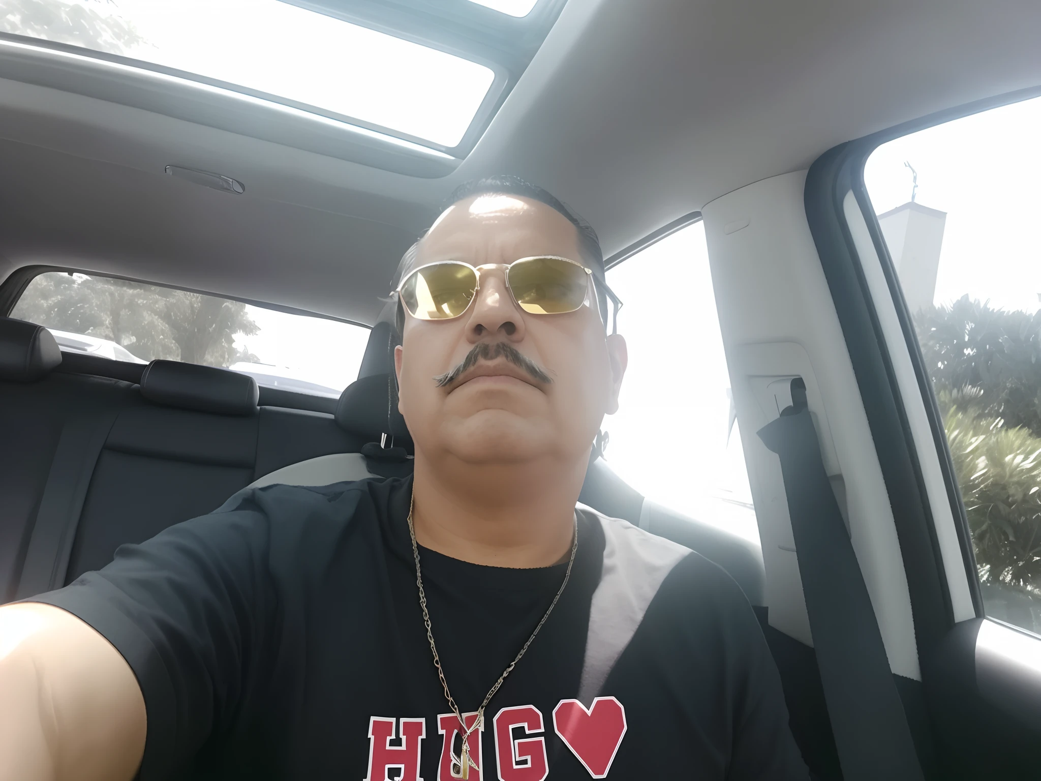 Araffe man in a car with sunglasses and a necklace, olhando heckin legal e elegante, Luis Nieves Sr., Bigode mexicano, taken in the early 2020s, Estilo Zigor Samaniego, imagem de qualidade muito baixa, with glasses and goatee, zigor samaniego, Alto FOV, imagem de perfil, Foto de perfil