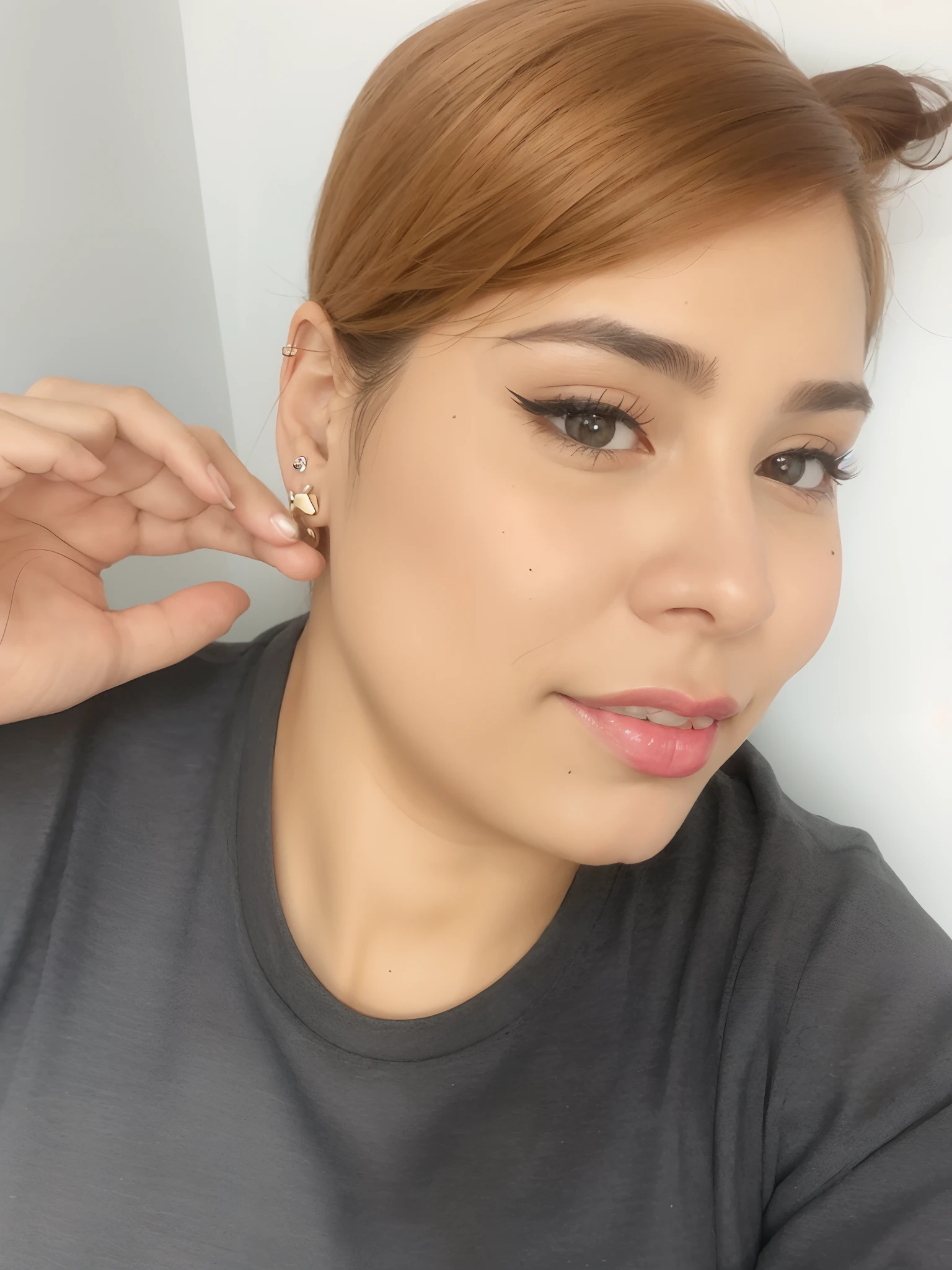 There's a woman in a gray shirt and a pair of earrings, brincos enormes e maquiagem queer, com maquiagem profissional, rosto sexy com maquiagem completa, detailed flawless face, olhar sensual, maquiagem grossa e extravagante, maquiagem dourada e preta, marca de beleza na bochecha, com rosto redondo, asymmetrical face, com pele brilhante, brilhante, usando brincos ornamentados