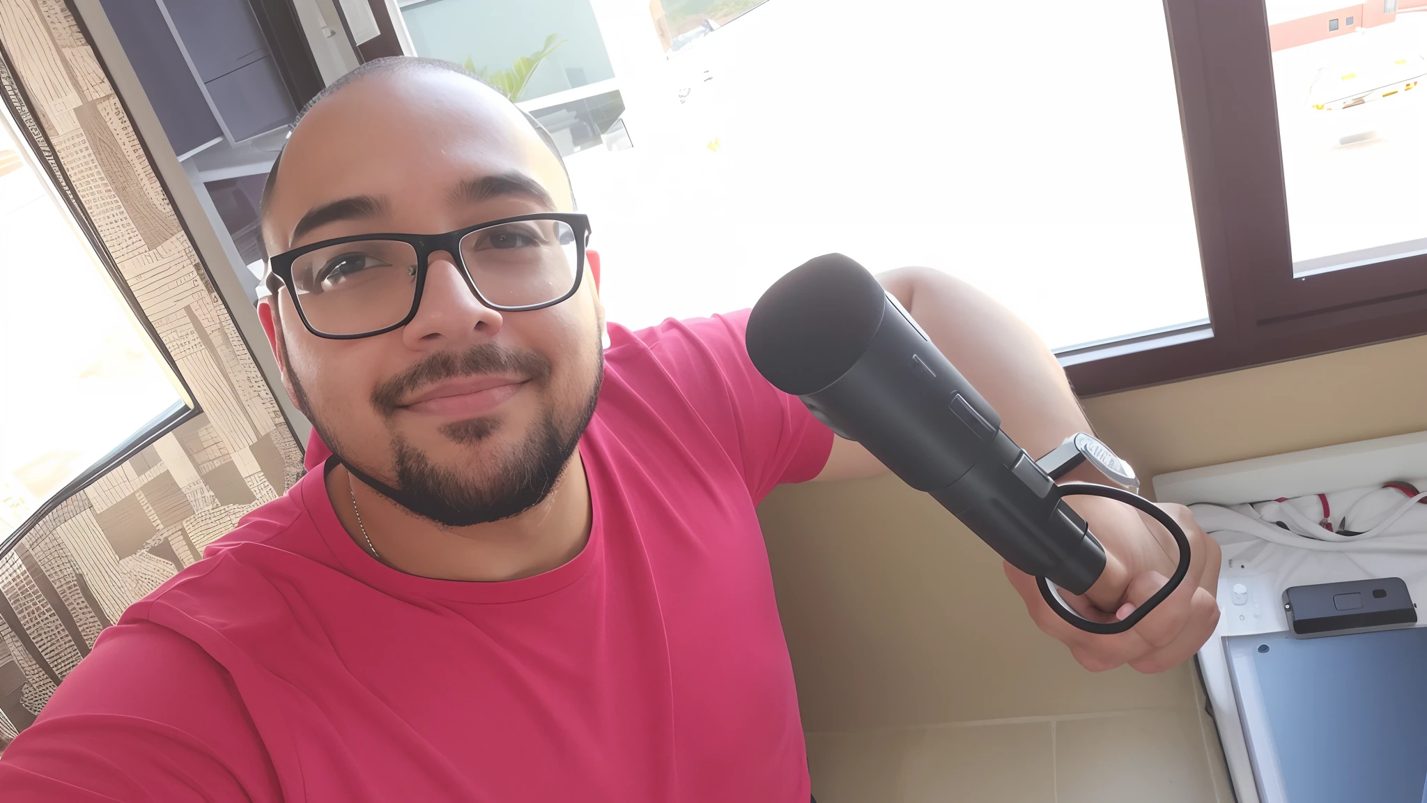 homem arafed em uma camisa rosa segurando um secador de cabelo, Streamer do Twitch / Jogador Ludwig, sentado em frente a um microfone, Fotografia selfie 8k, looking to the side off camera, with nerdy glasses and goatee, iphone selfie, selfie de um homem, looking away from camera, com nerd! glasses! e cavanhaque, Streamer do Twitch, microfone de segurar