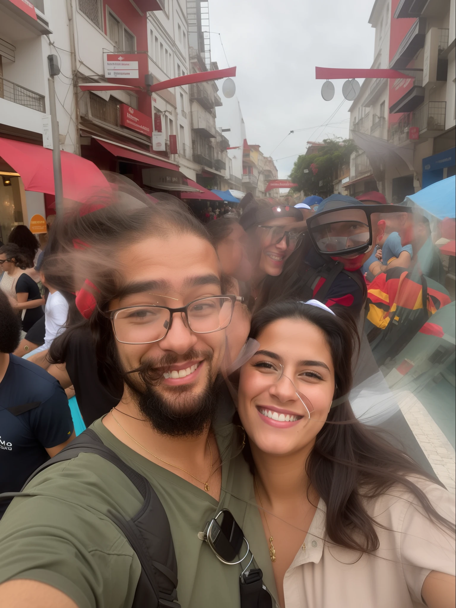 Smiling couple in red hat and glasses standing on a city street, Fotografia selfie 8k, em uma rua da cidade, em uma rua, foto de rua, standing in a city street, wearing a red backwards cap, vacation photo, Casal feliz, vagando pela cidade, on sidewalk, na rua da cidade, Em Nova Iorque, Humanos do estilo nova-iorquino