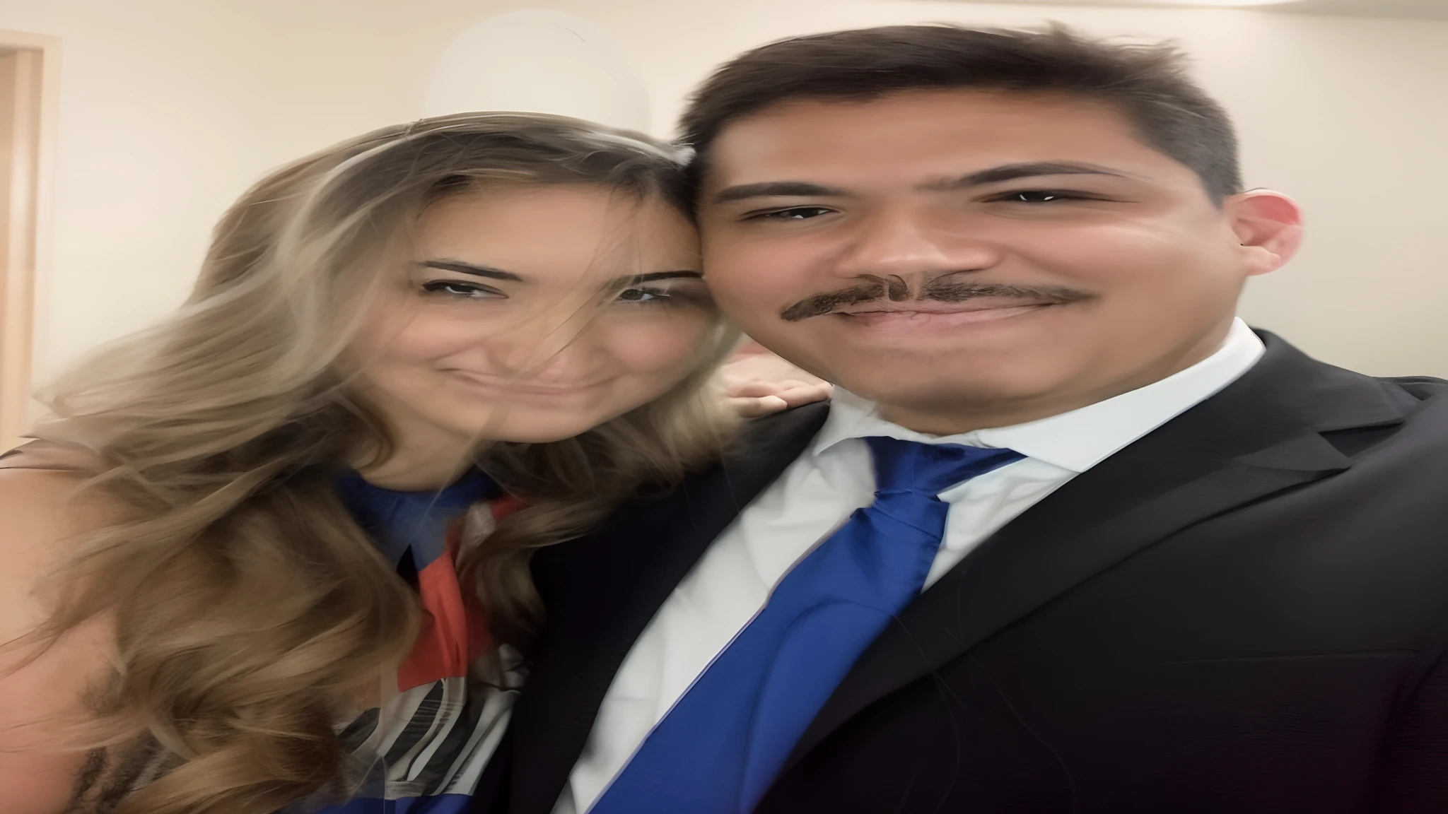 There's a man and a woman next to each other on a path, retrato de casais, retrato de casal, Tyler Edlin e Natasha Tan, casal sorridente, 7 0 mm portrait, pose de casal, Retrato de duas pessoas, Homem e mulher caminhando juntos, Foto de perfil, foto retrato, crescimento de um casal, Retrato de 60mm, retrato lateral, 7 0 mm. dramatic lighting