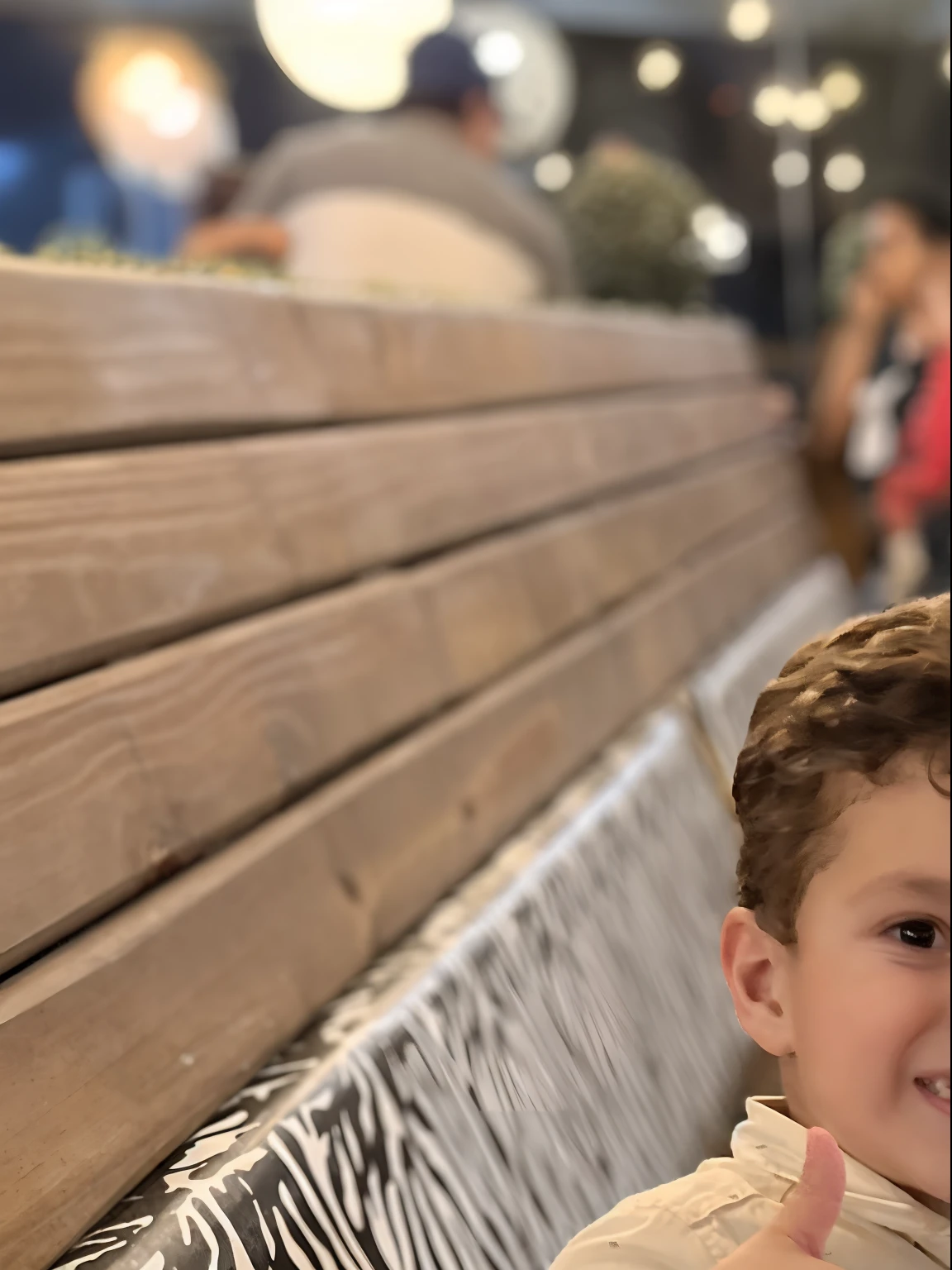 There's a boy sitting at a table with a cake, 2 anos, divertindo-se, 4 anos de idade, cabrito, celebrating a birthday, quatro anos, ele tem cerca de 3 0 anos de idade, ele tem cerca de 30 anos, ele tem cerca de 2 5 anos de idade, 5 anos, he is! cerca de 3 0 anos de idade