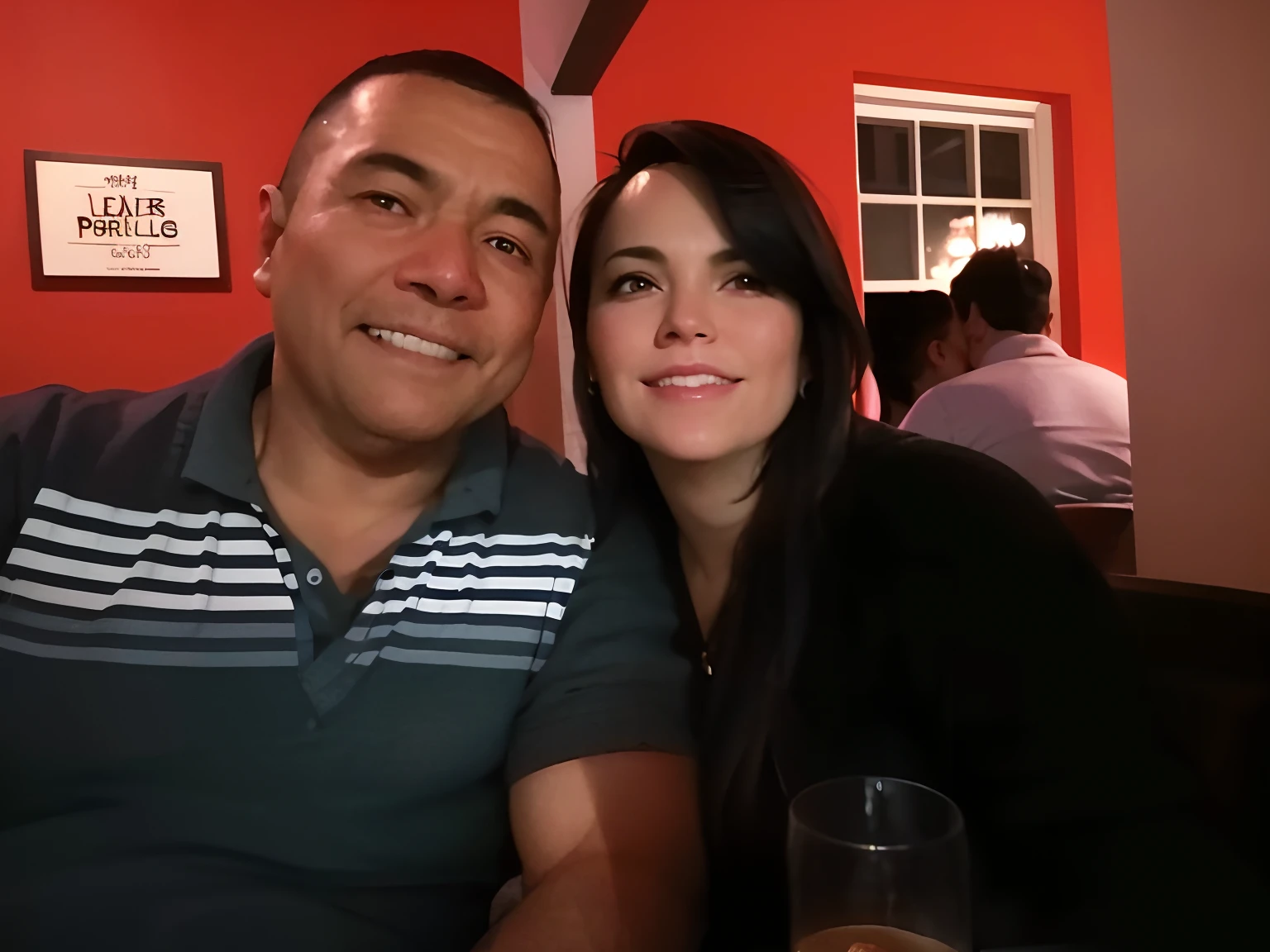 There is a man and a woman sitting at a table with drinks, imagem de perfil, Casal feliz, momma and papa, foto do perfil, foto de perfil, Lovely couple, par, foto de perfil, Noite!, belos arredores, com ela longa, no pub, facebook post, vacation photo, cerca de 3 5 anos, blog-foto, instagram post, Alanis Guillen