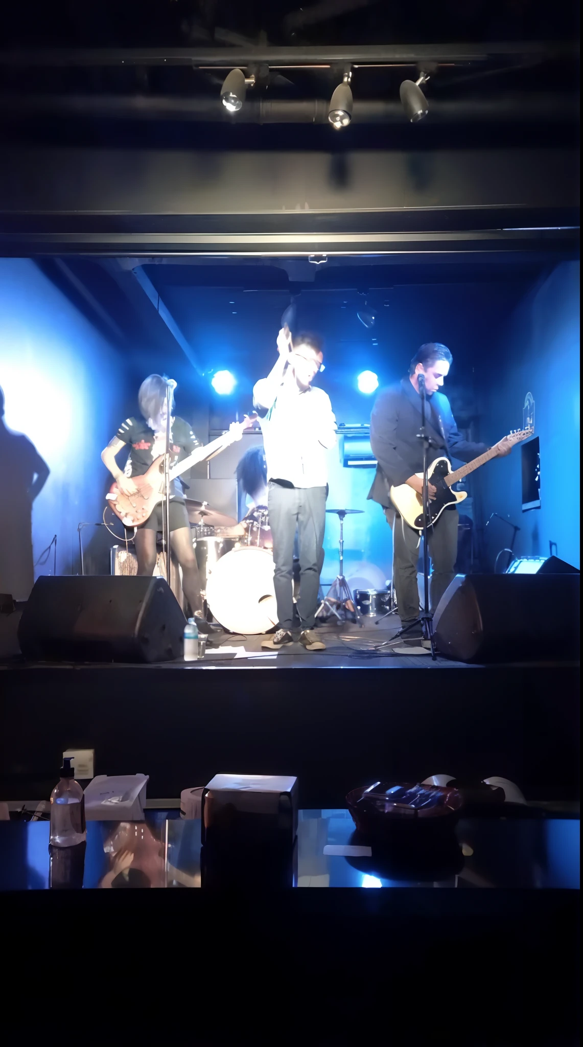 There are people who are playing instruments on a stage, bandaa tocando, slightly blurry, intoxicatingly blurry, ligeiramente desfocado, Directed by: Matt Cavotta, 3 / 4 tiros largos, banda, Directed by: Ben Thompson, Apresentando-se no palco, rocking out, no palco, Lineup de 3 bandaas, foto do concerto, em um palco, Directed by: Joe Bowler, no palco