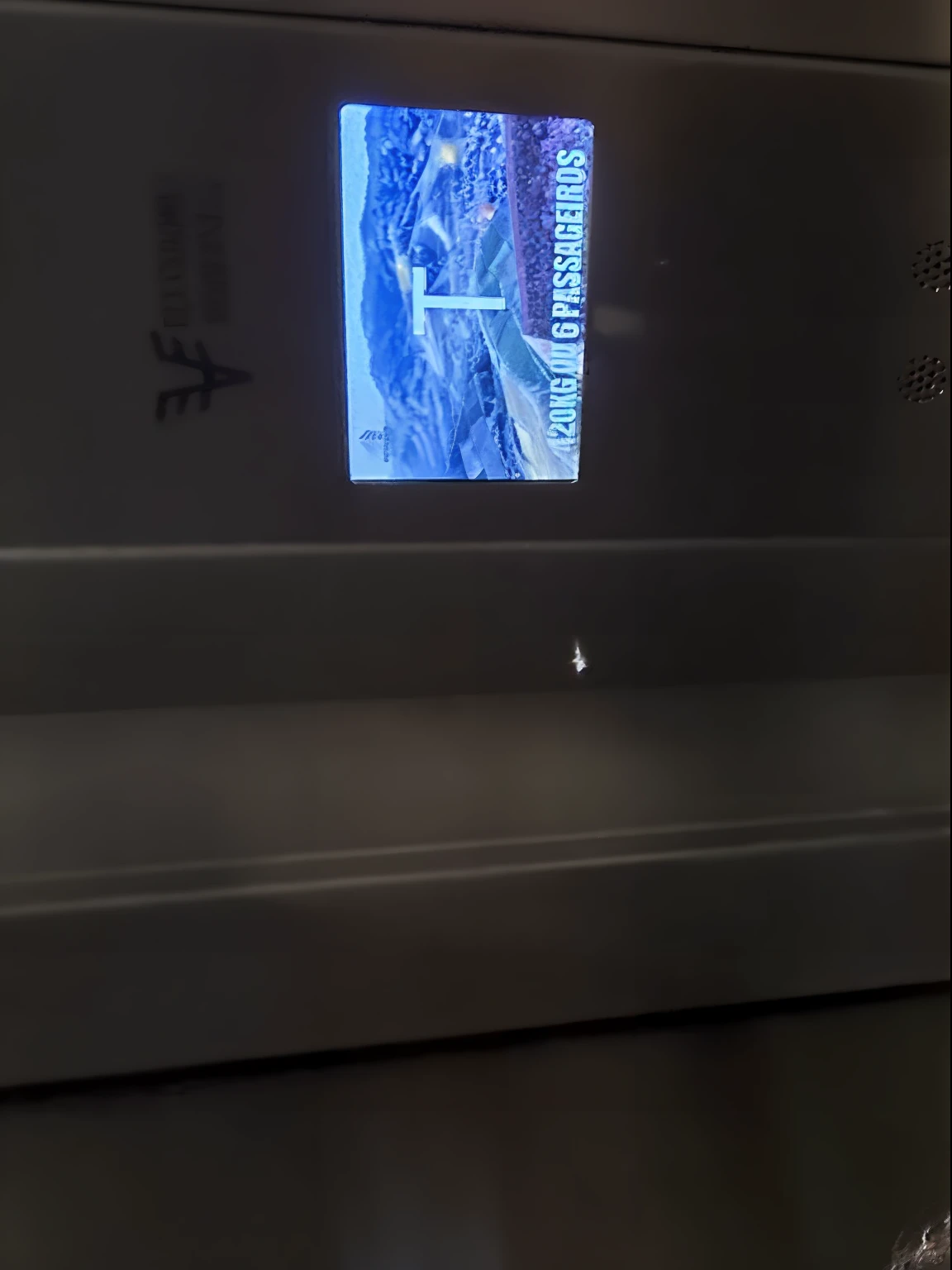 They're in an elevator with a man and a woman, em um elevador, grupo de pessoas em um elevador, no elevador escuro, Fotografia selfie 8k, elevador, portas de elevador parecem uma boca, Fotografia tirada em 2 0 2 0, Foto tirada em 2018, vacation photo, imagem de perfil, divertindo-se, Directed by: David Ruby