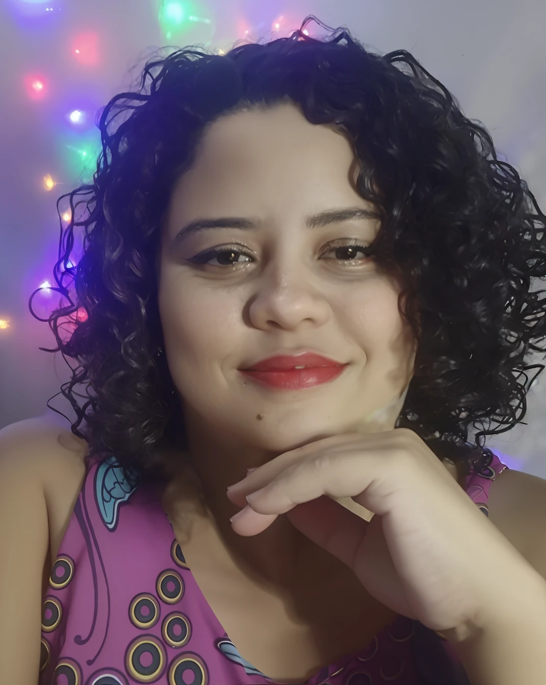 mulher charmosa com cabelo cacheado com as pontas roxas e batom vermelho brilhante posando para uma foto, imagem de perfil, Alanis Guillen, Mulher de 30 anos do Brasil, Directed by: Nandor Soldier, Malika Favre, 3 0 anos de idade mulher, Mulher de 30 anos, fernanda suarez, Ayahausca, andrea rocha